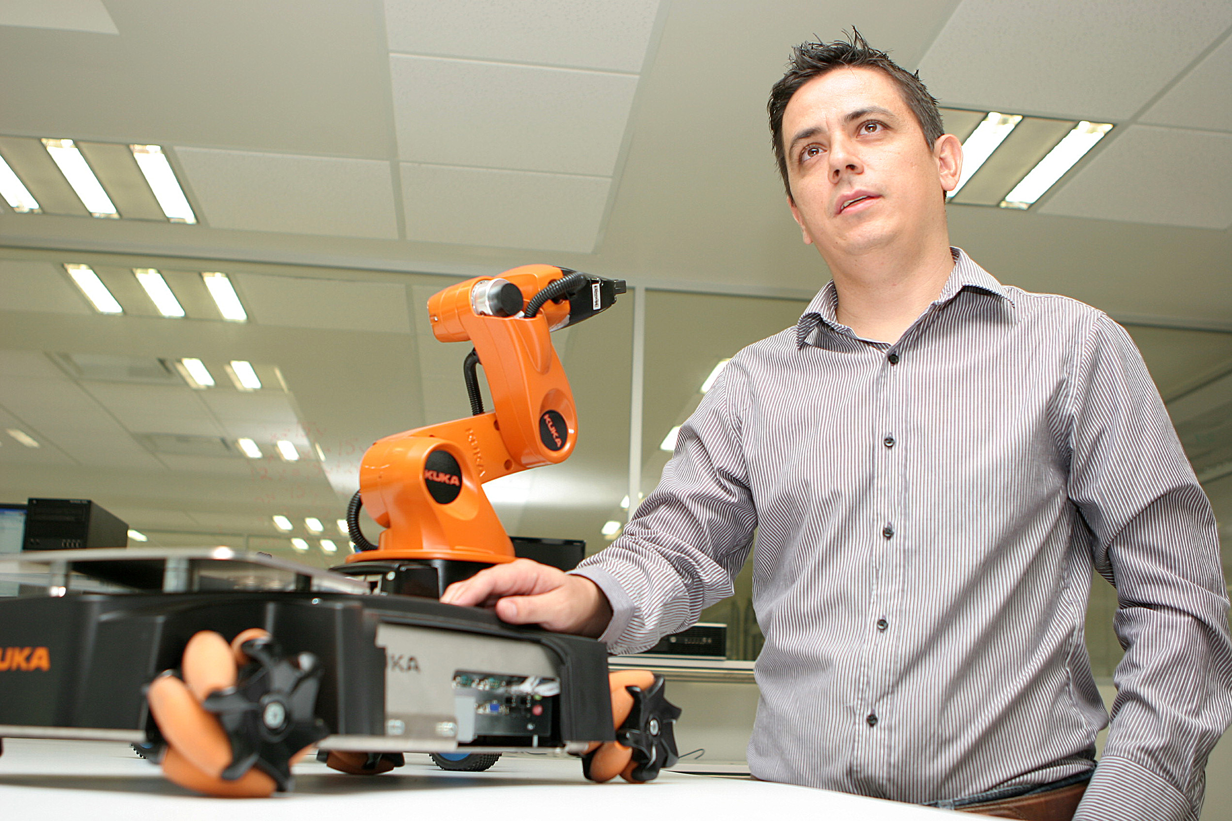 90% de avance en diseño de carrera de robótica en UdeG | Universidad de  Guadalajara