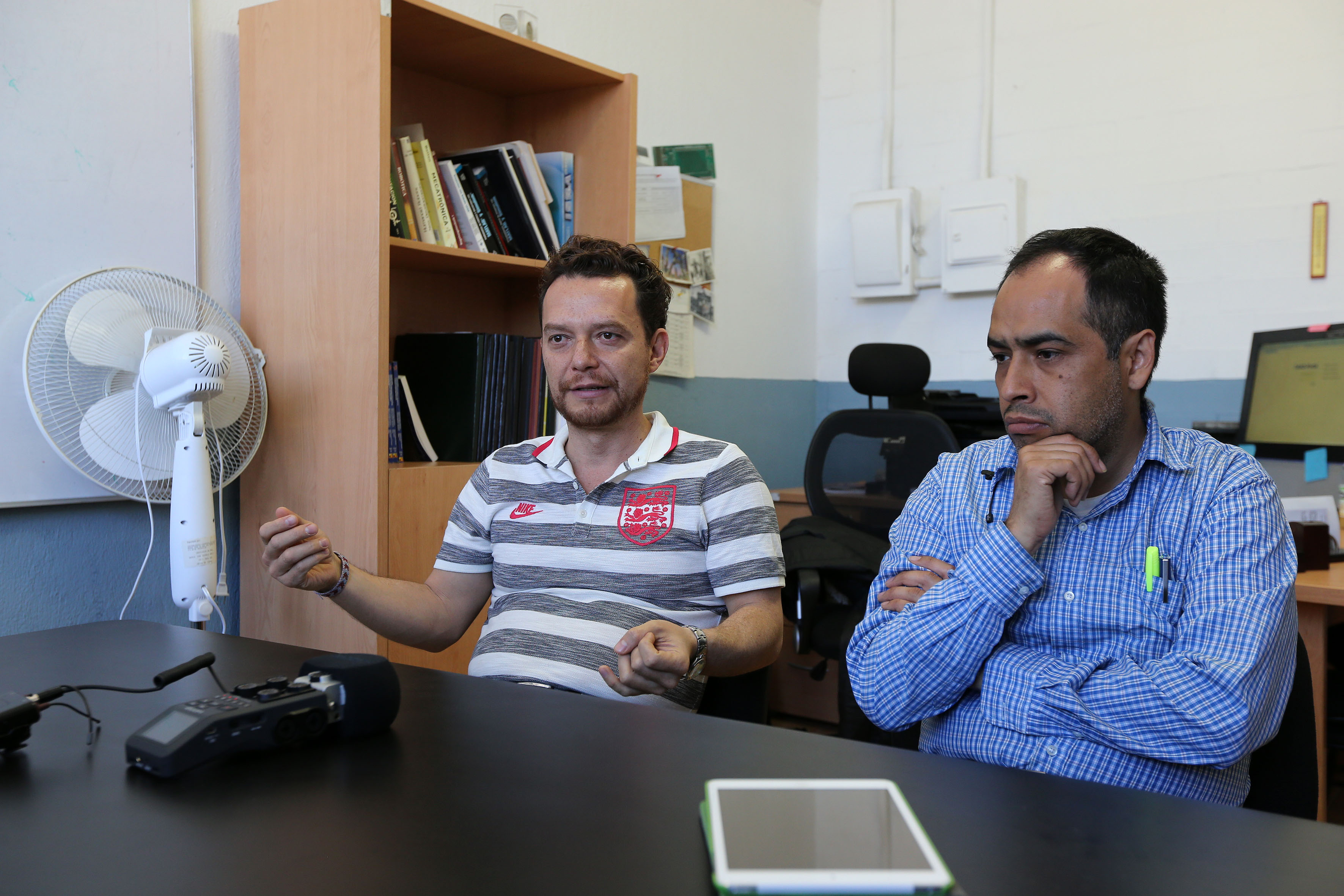 Daniel Zaldívar Navarro y Erik Valdemar Cuevas Jiménez, académicos del Departamento de Electrónica y Computación.
