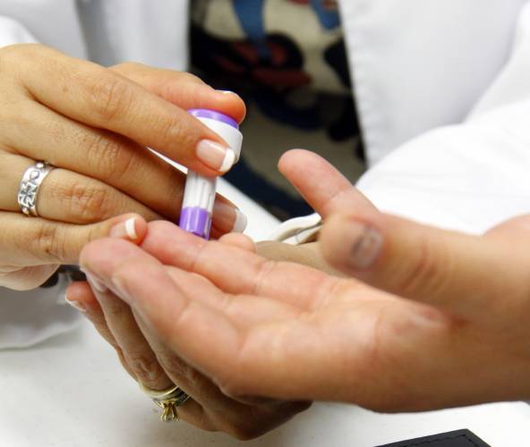 Punción a un dedo de la mano para realizar prueba rápida de sangre