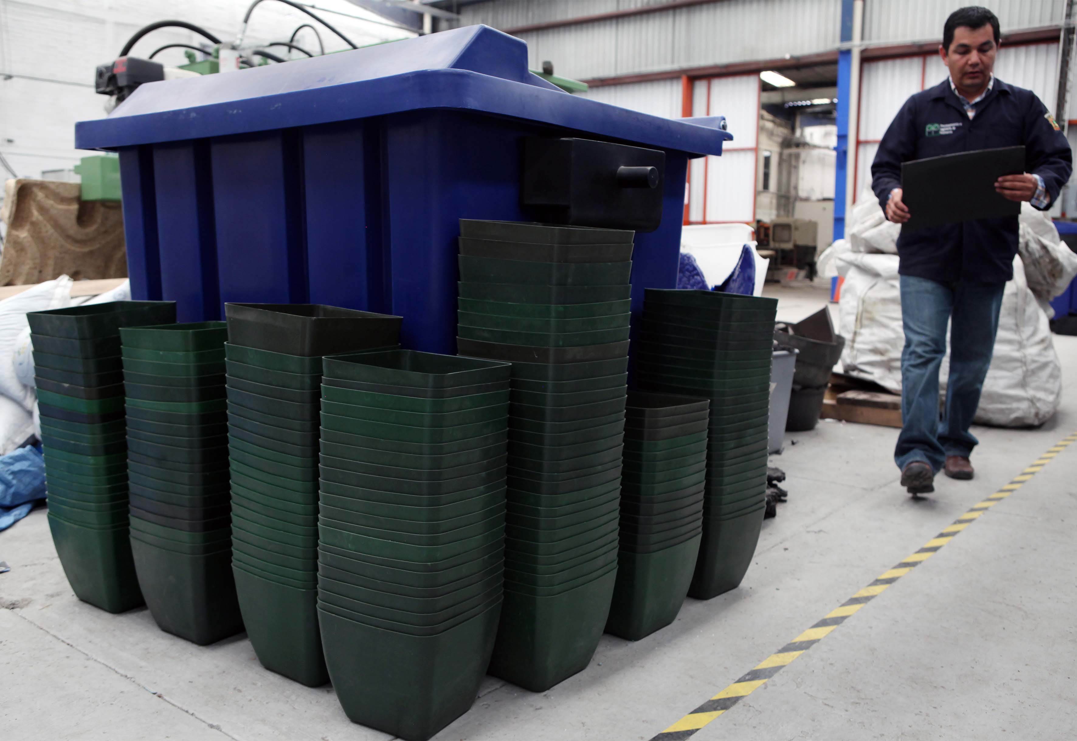 Recipientes de basura y macetas de plastico