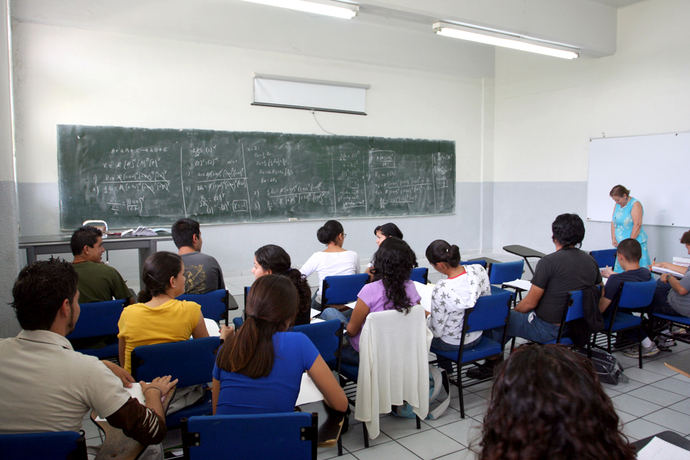 Aula con alumnos y alumnas tomando clases
