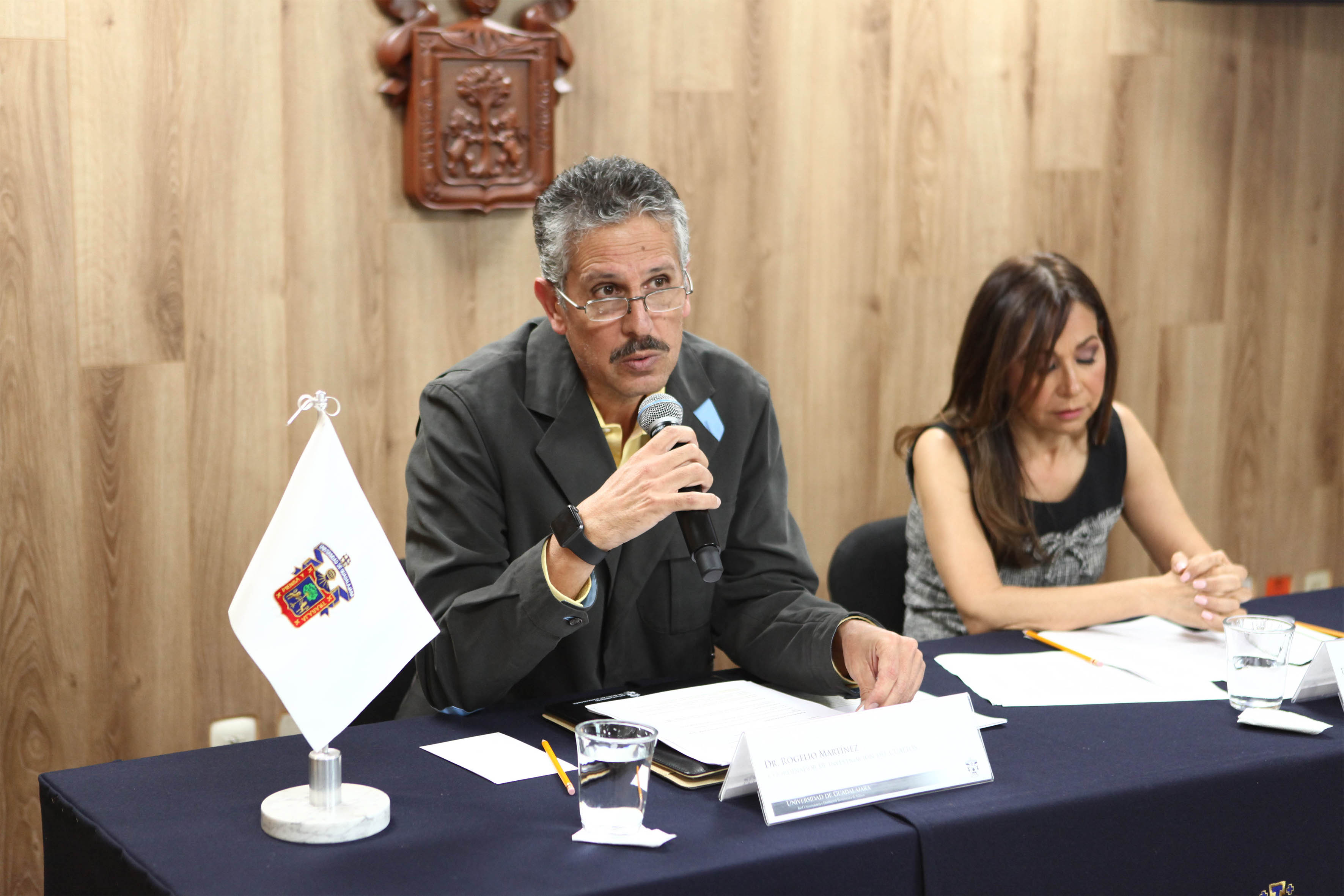 Dr. Rogelio Martínez, coordinador de investigación de CUALTOS, con micrófono en mano, haciendo uso de la palabra.