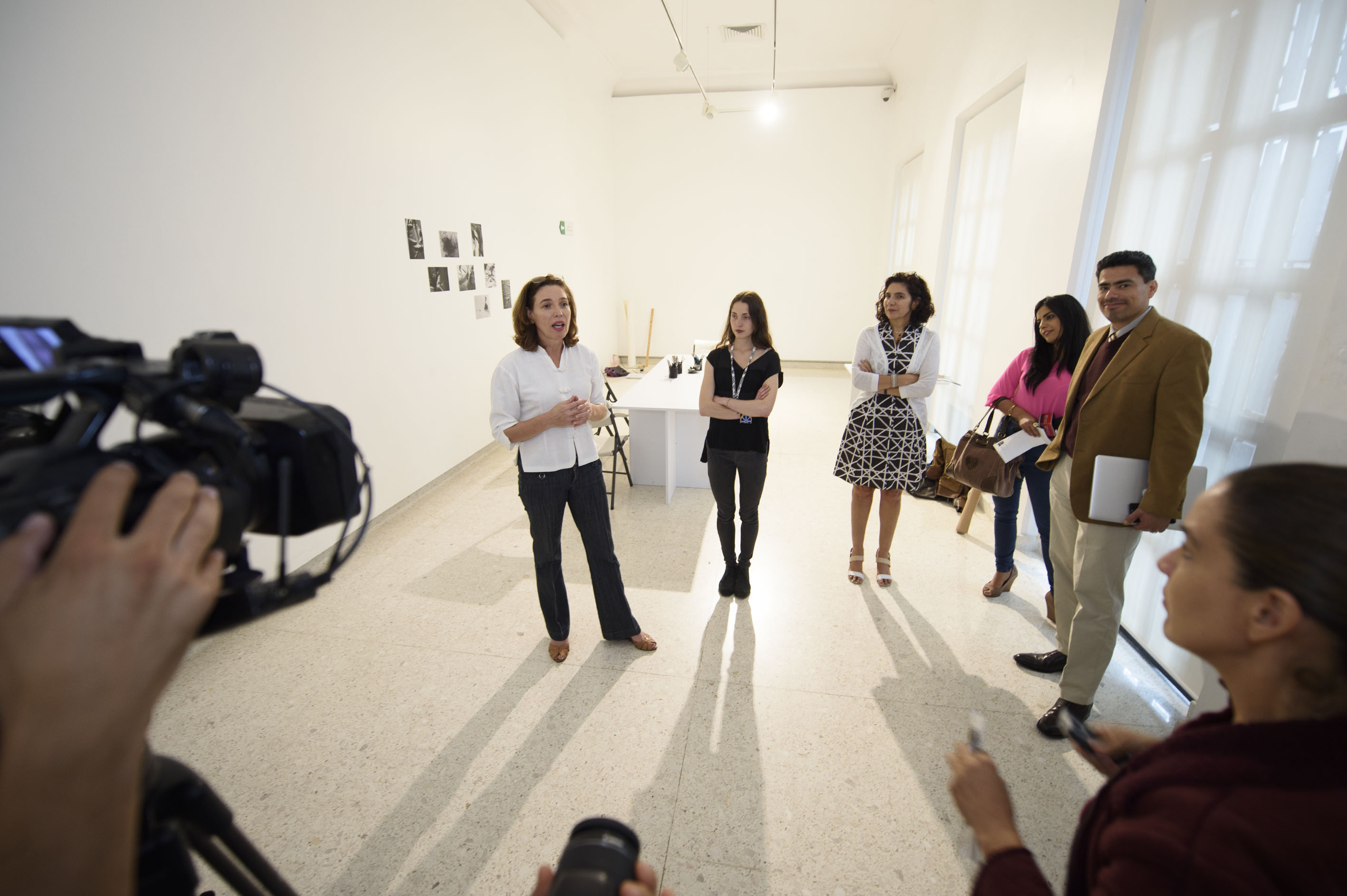 Autoridades del Museo de las Artes, presentando la próxima exposición artística, de Renata Petersen