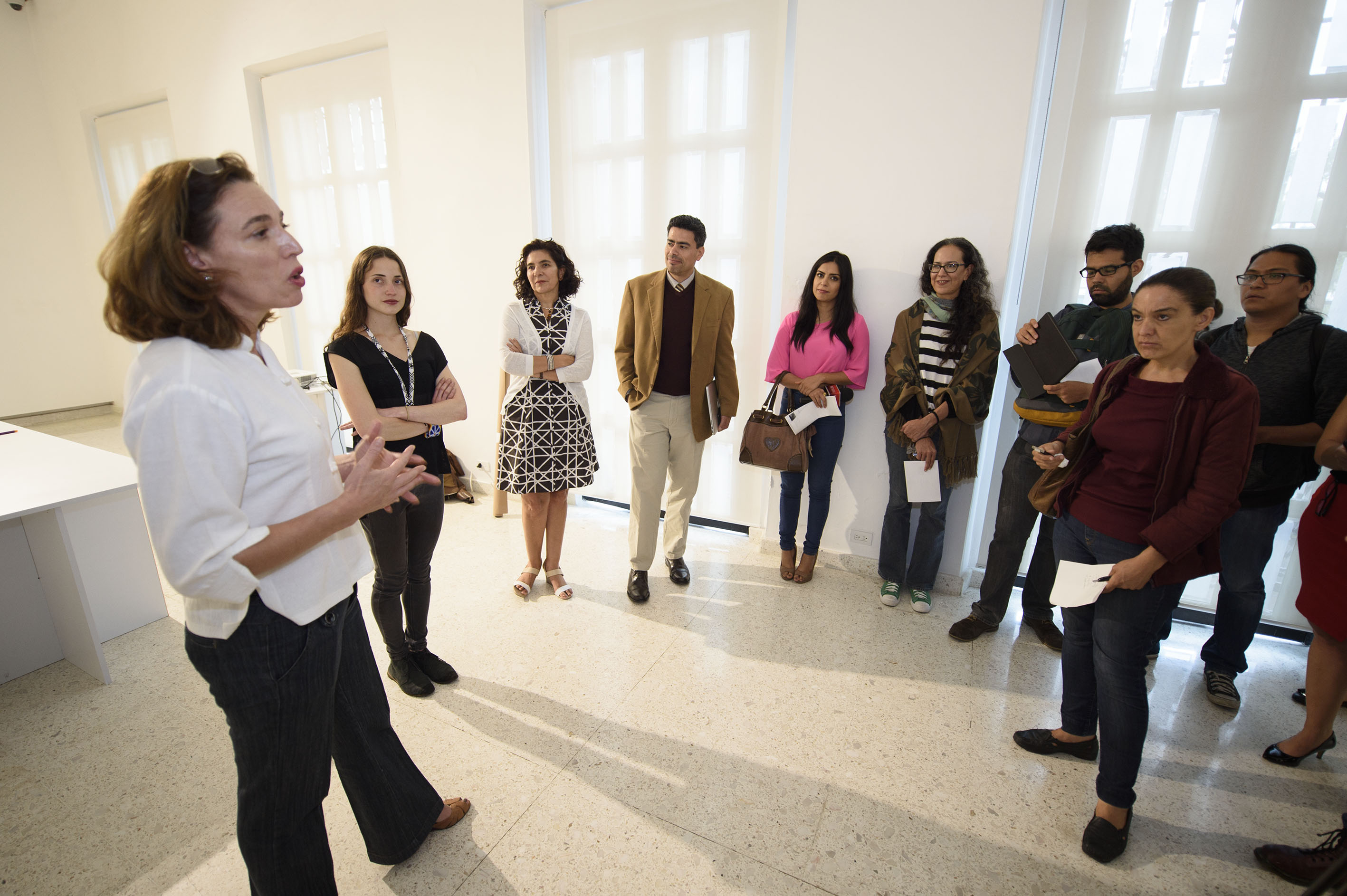 Autoridades del Museo de las Artes, presentando la próxima exposición artística, de Renata Petersen