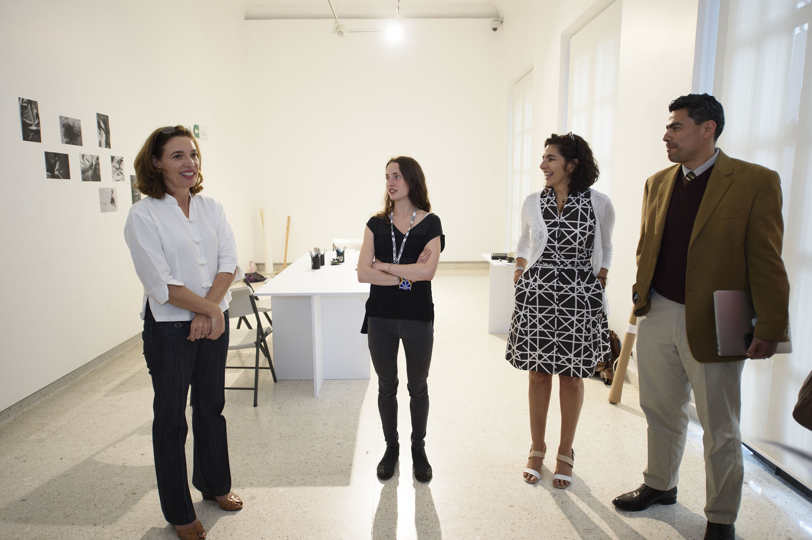 Autoridades del Museo de las Artes, presentando la próxima exposición artística, de Renata Petersen