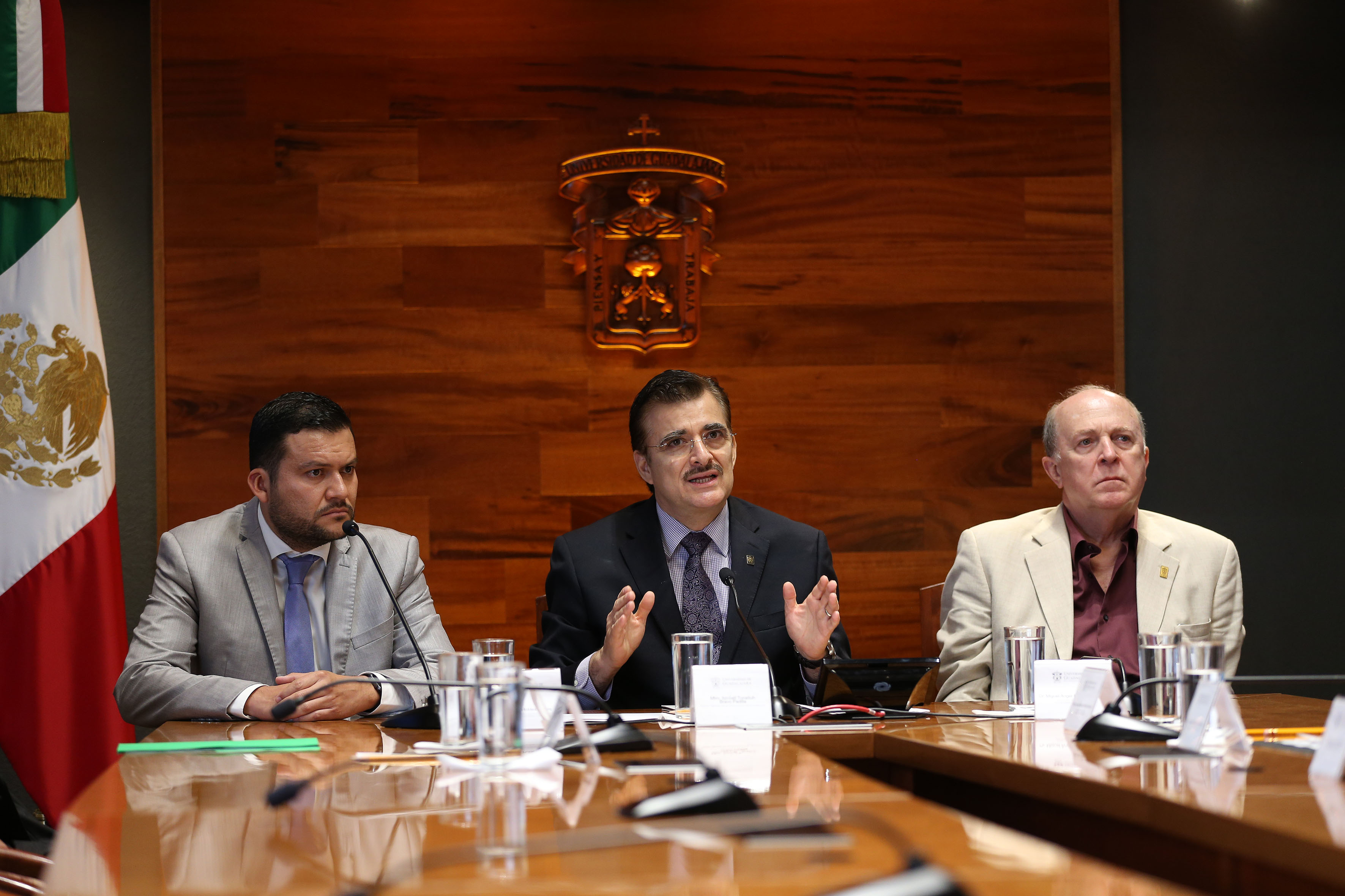 Rector General, maestro Itzcóatl Tonatiuh Bravo Padilla, con micrófono en mesa, haciendo uso de la palabra.