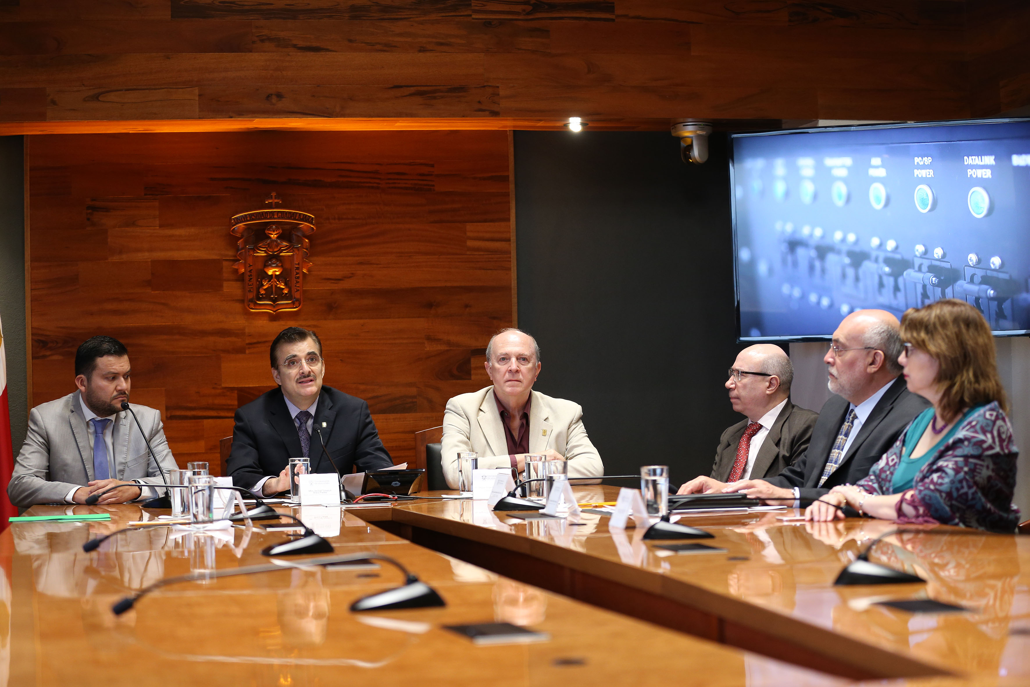De izquierda a derecha, el maestro Missael Robles Robles, coordinador del programa, el Rector General de la UdeG. mtro.  Itzcóatl Tonatiuh Bravo Padilla, el Vicerrector, doctor Miguel Ángel Navarro Navarro; el Secretario General, maestro José Alfredo Peña Ramos;  el coordinador general de Comunicación Social, doctor Everardo Partida Granados y la coordinadora general administrativa, maestra Carmen Rodríguez Armenta.