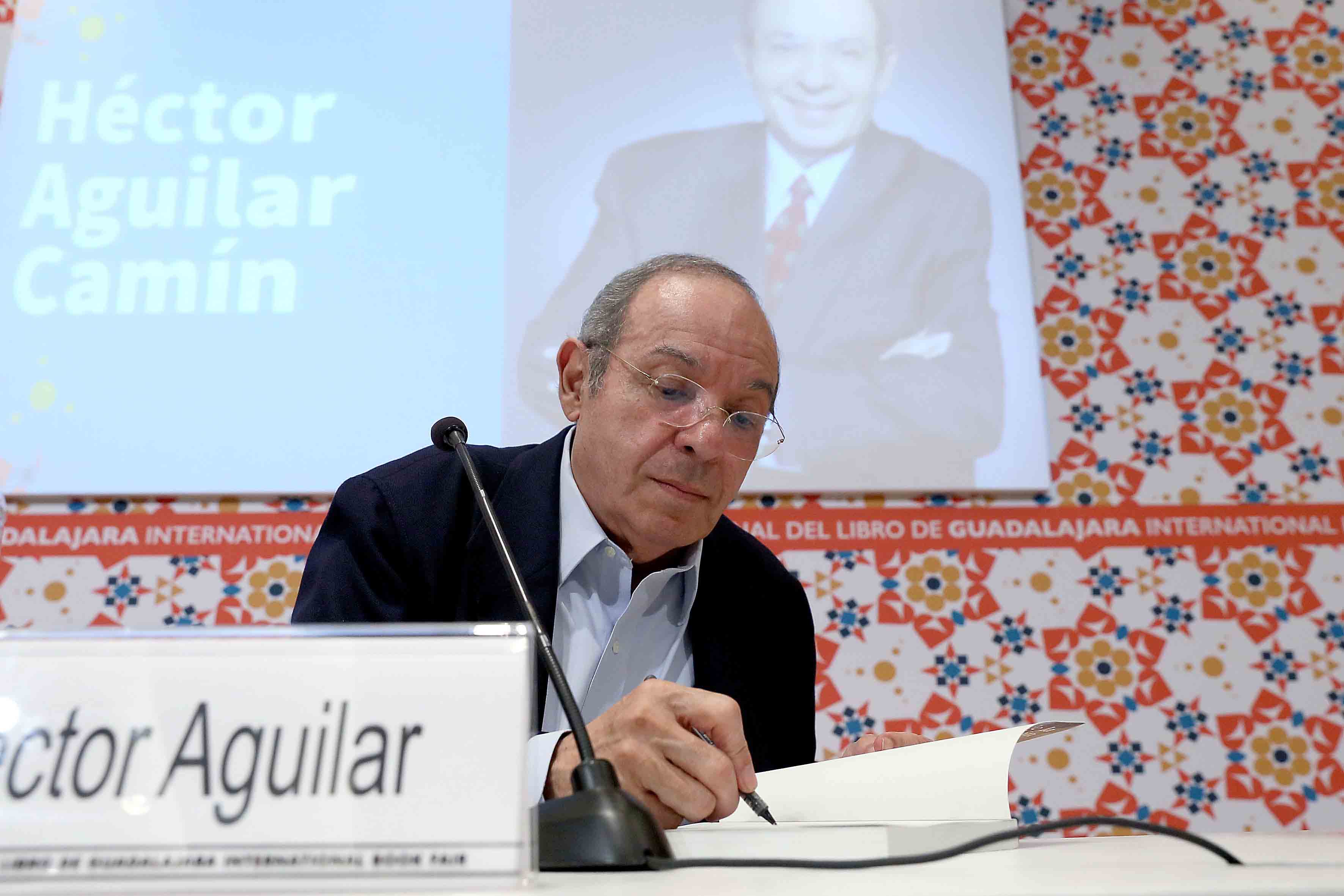 Hector Aguilar Camin / Rfi Hector Aguilar Camin Inventar La Realidad - El presidente andrés manuel lópez obrador exhibió al escritor héctor aguilar camín, quien vaticinó que perdería las elecciones de 2021 y la revocación del.