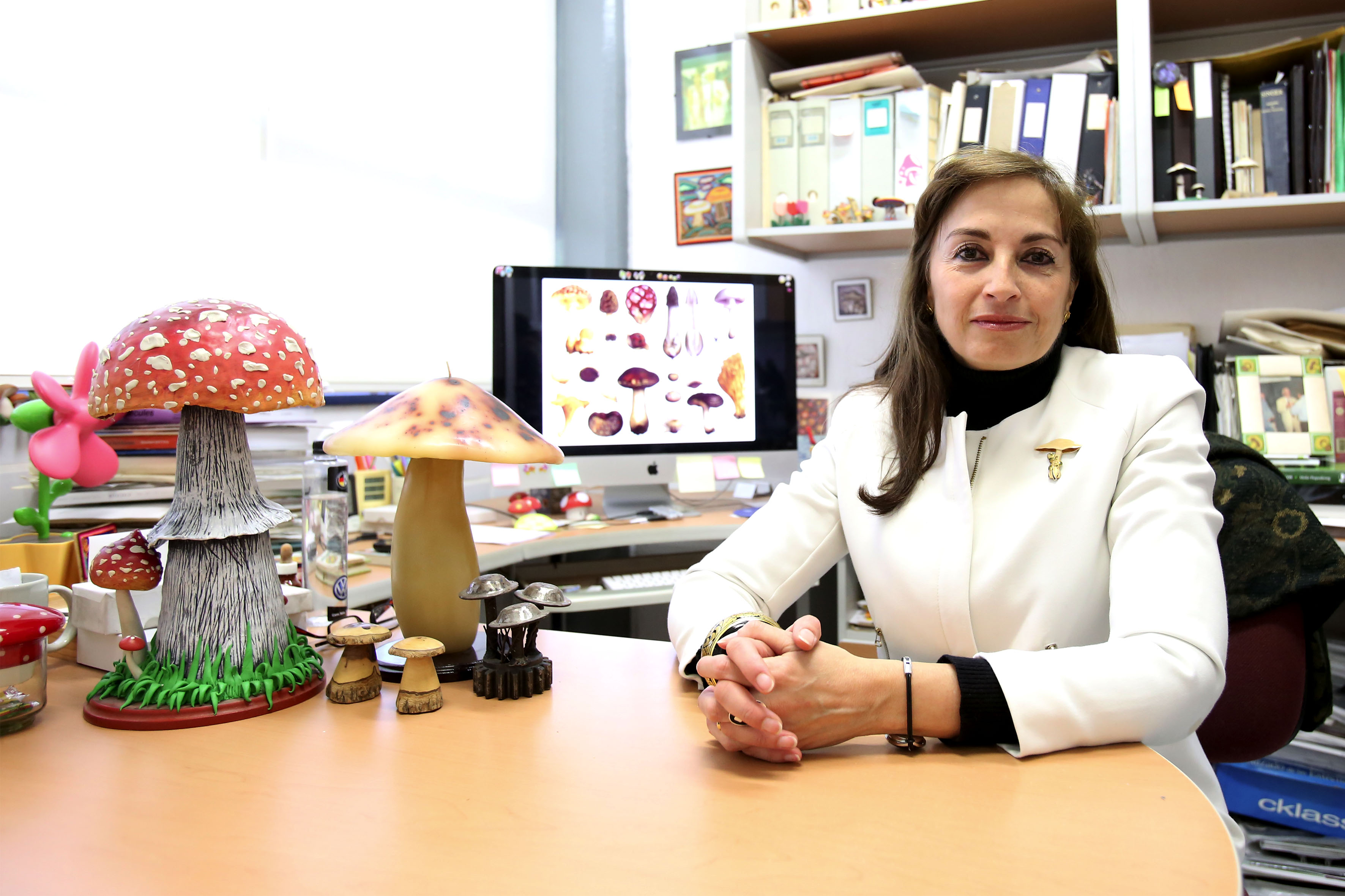 Dra. Laura Guzmán Dávalos, jefa del Laboratorio de Micología del centro