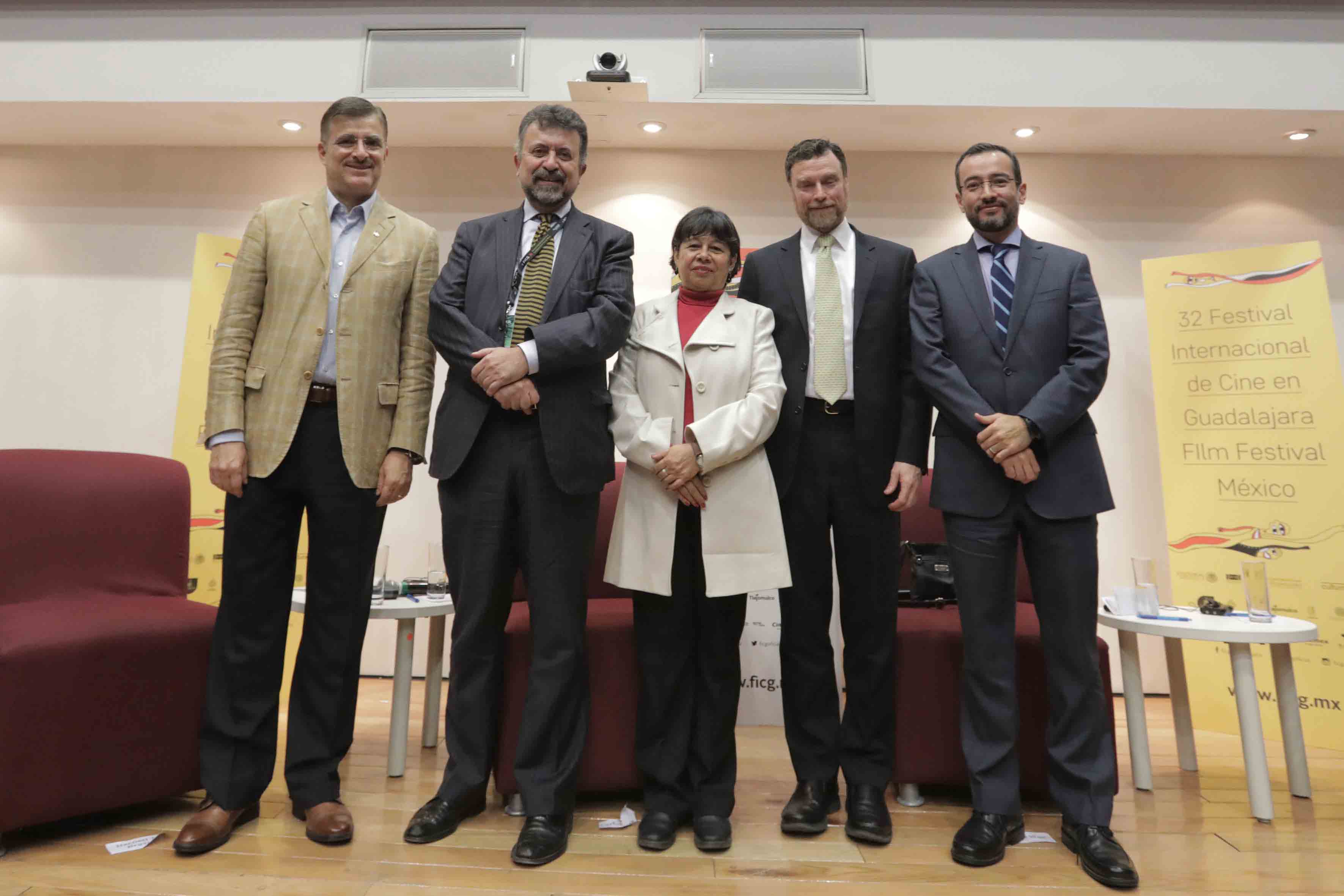 Miembros participantes en la mesa de diálogo: Maestro Itzcóatl Tonatiuh Bravo Padilla, Rector General de la UdeG,  el productor ejecutivo del documental Stanton Wortham; el Cónsul General de México en Los Ángeles, doctor Carlos García de Alba Zepeda; así como la especialista en temas de migración y profesora investigadora de la UdeG, doctora Ofelia Woo Morales. 
