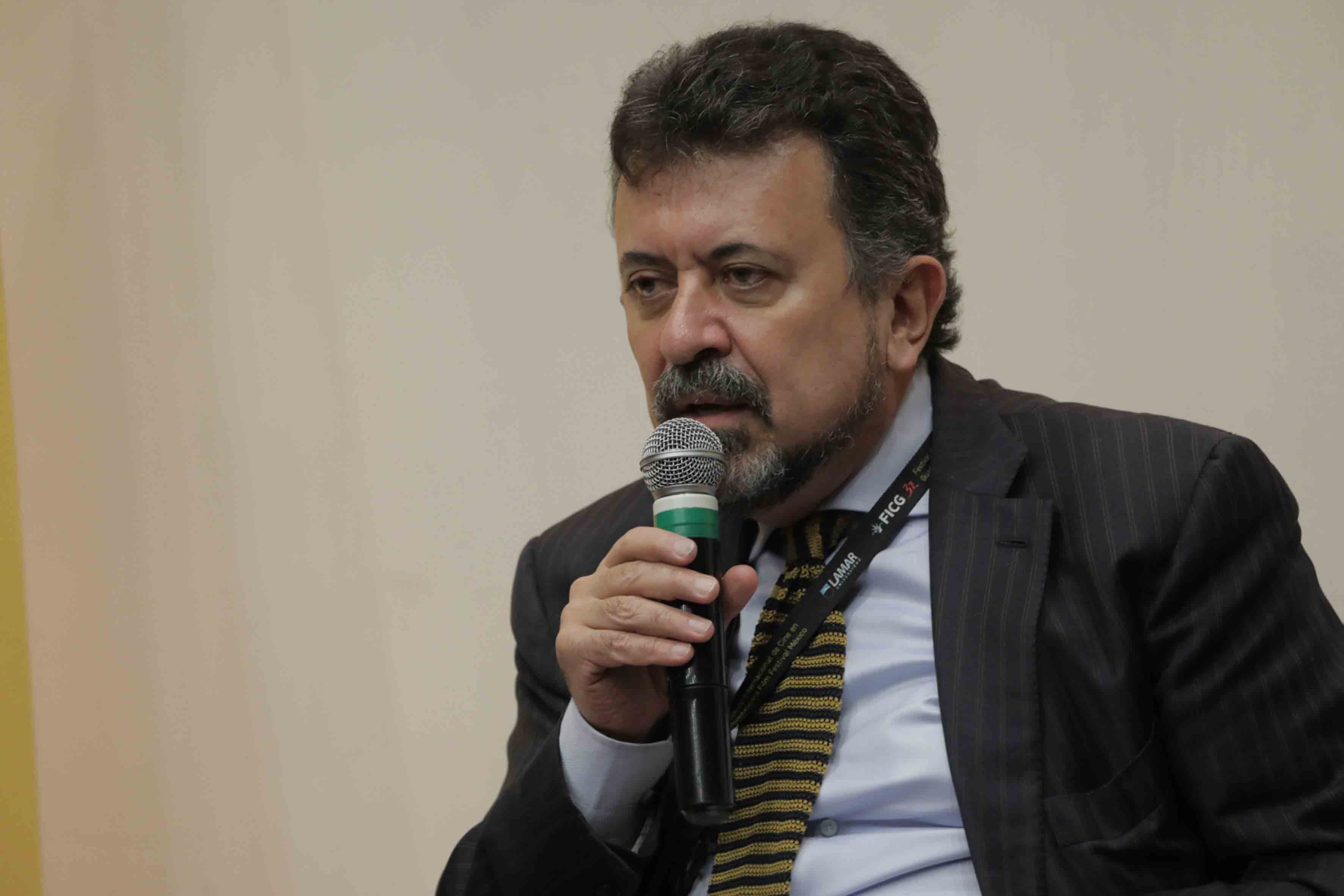 El Cónsul General de México en Los Ángeles, doctor Carlos García de Alba Zepeda, con micrófono en mano haciendo uso de la palabra.