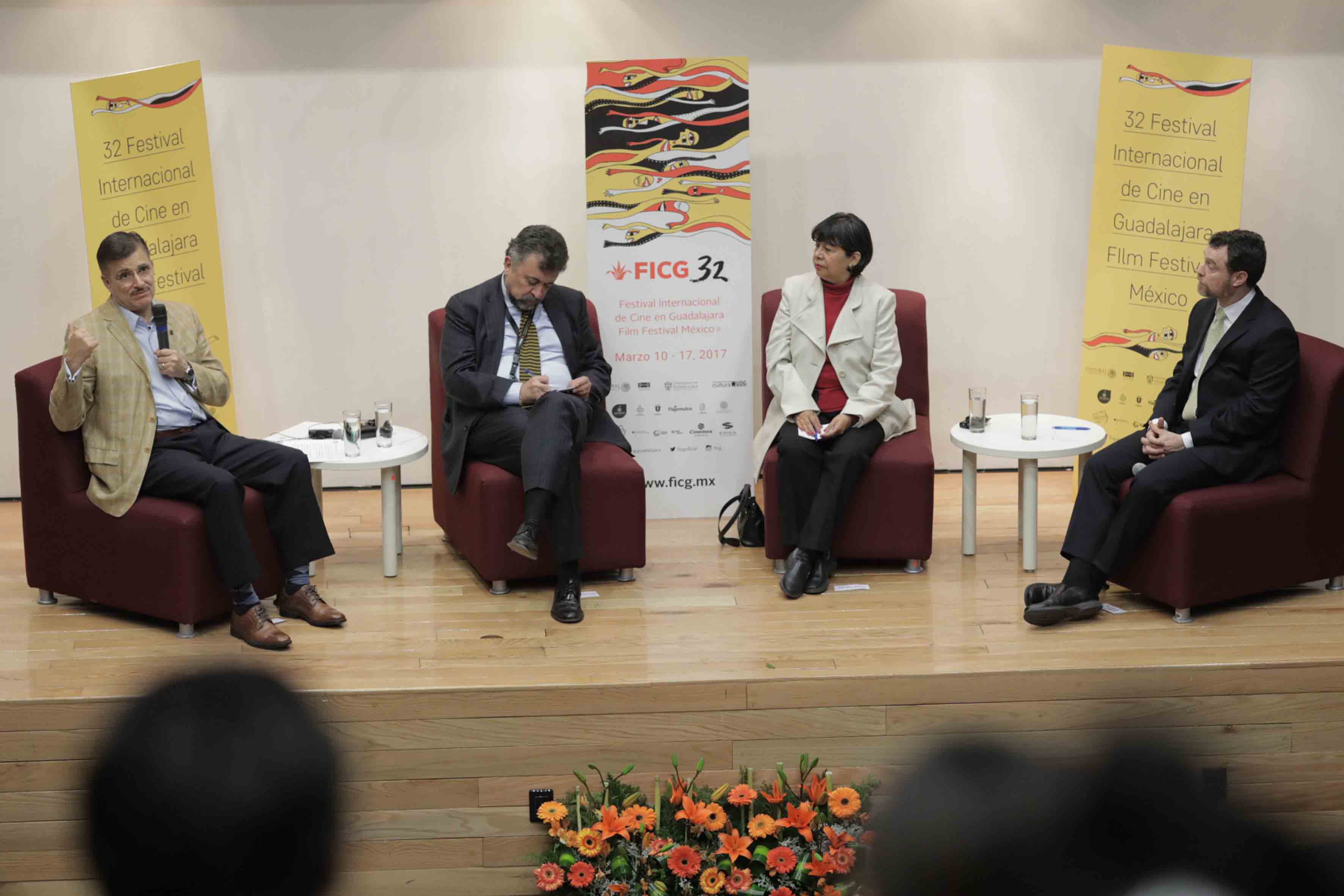 Maestro Itzcóatl Tonatiuh Bravo Padilla, Rector General de la UdeG, haciendo uso de la voz durante su participación en mesa de diálogo.