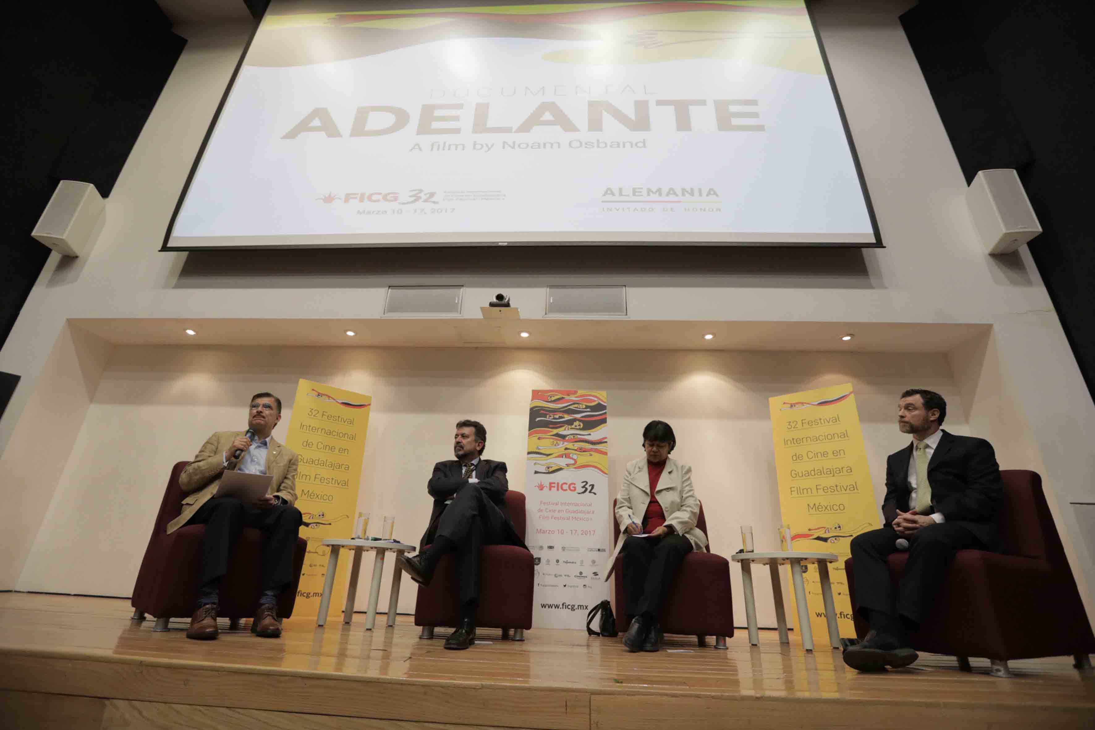 Mesa de diálogo sobre el documental “Adelante” llevada a cabo en la Biblioteca Pública del Estado "Juan José Arreola", dentro del Festival Internacional del Cine en Guadalajara.