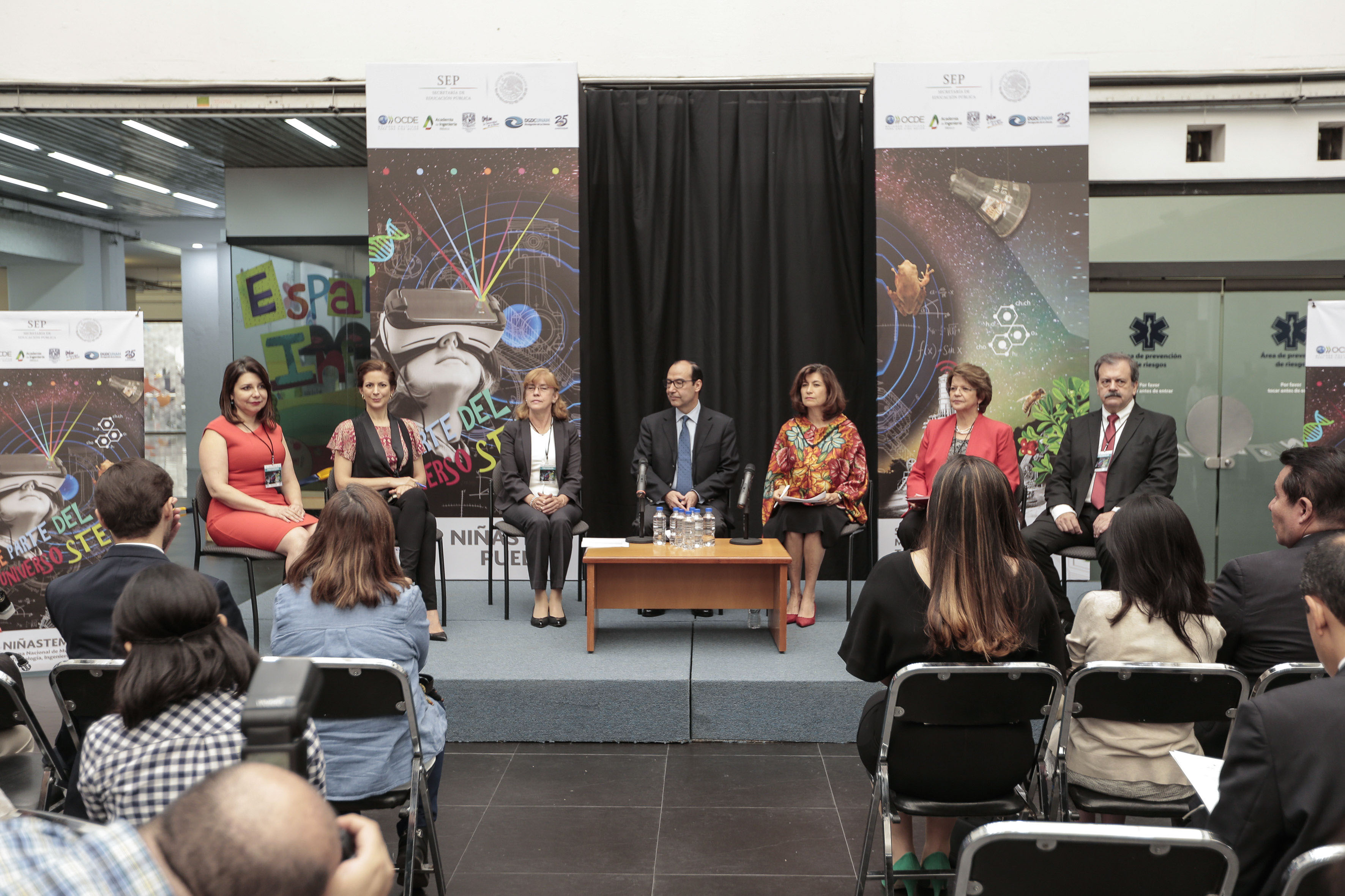 Doctora Carmen Enedina Rodríguez Armenta junto a otras autoridades en foro