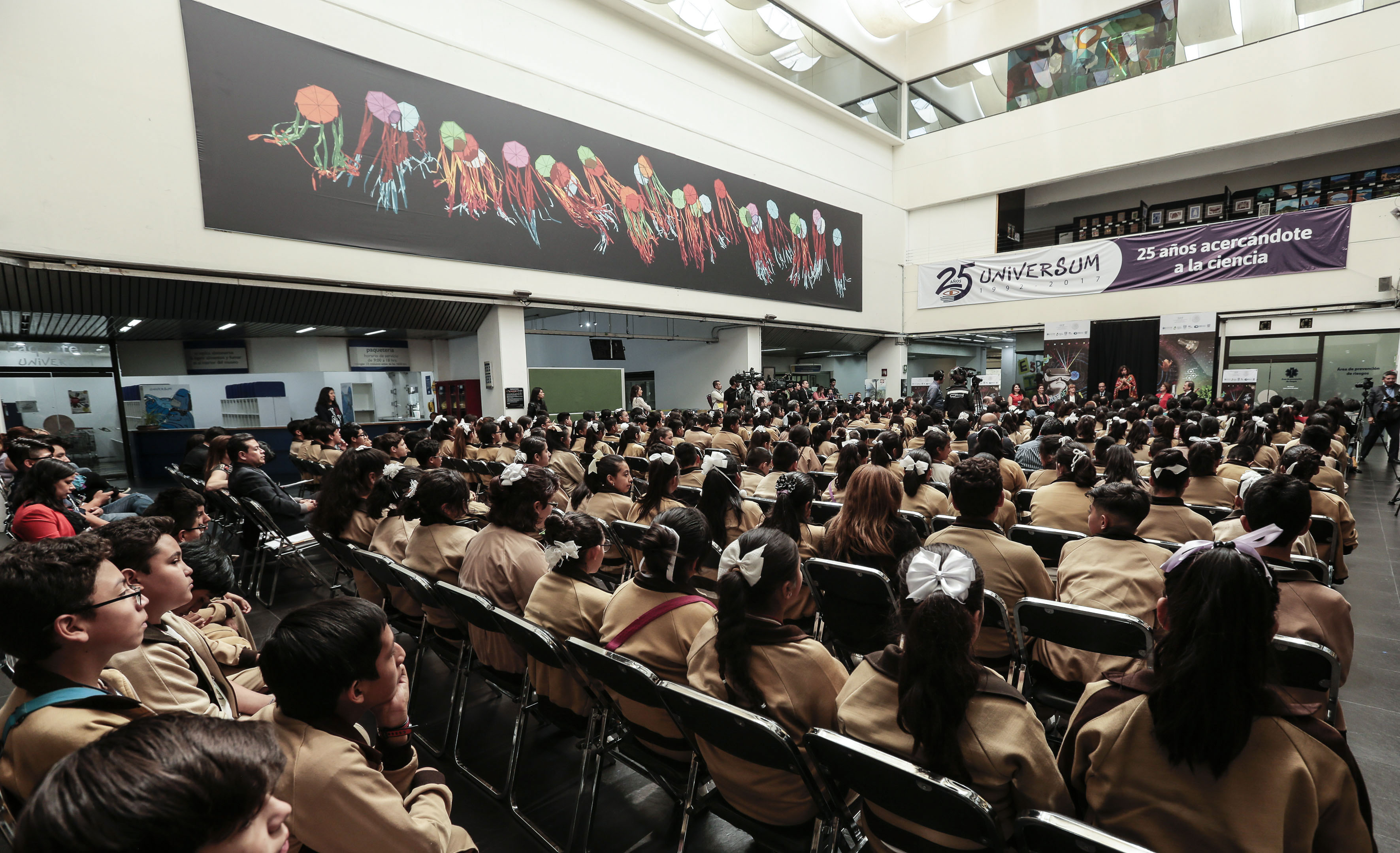 alumnos de secundaria tecnica en sala principal de museo universum