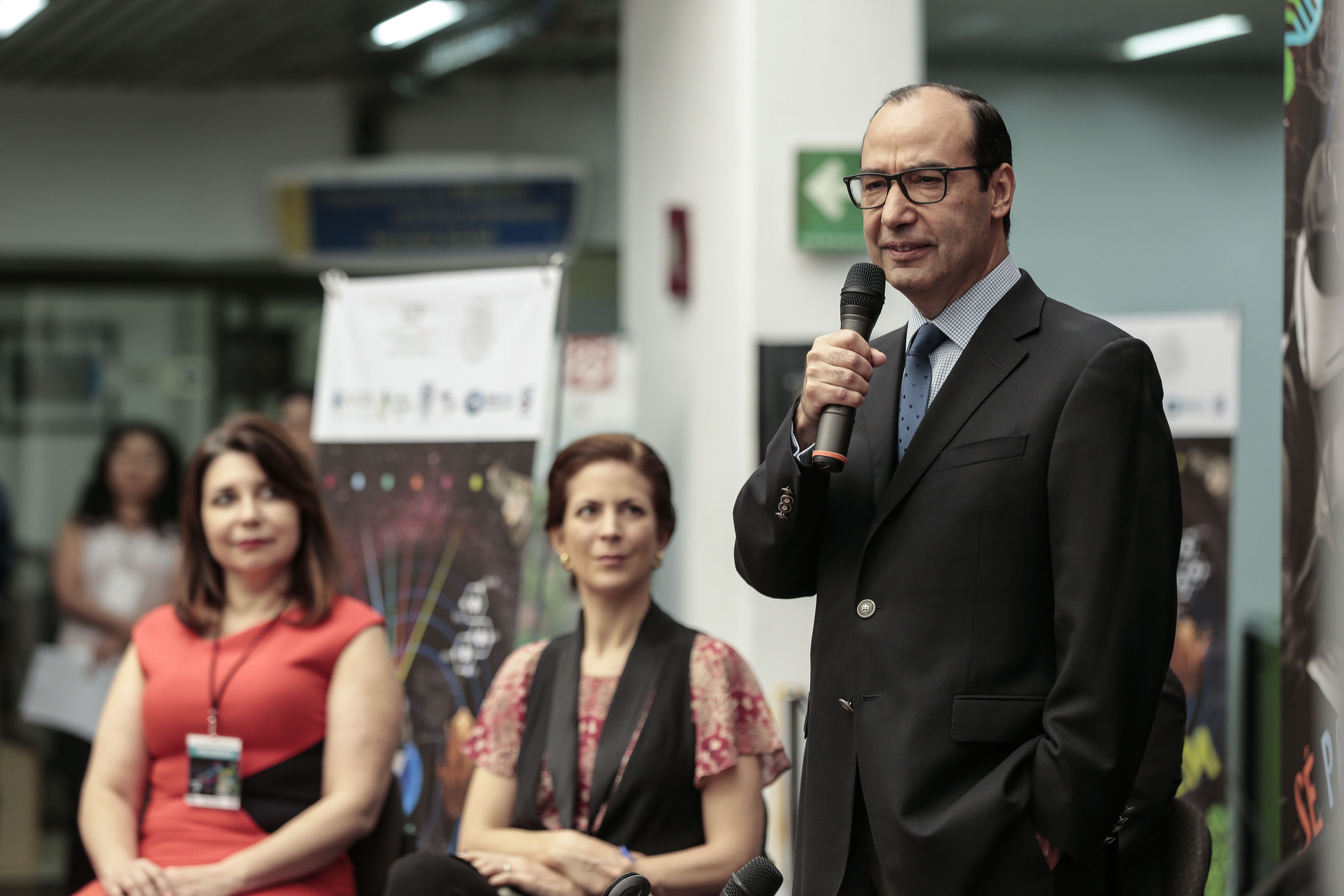  maestro Javier Treviño Cantú haciendo uso de la palabra.
