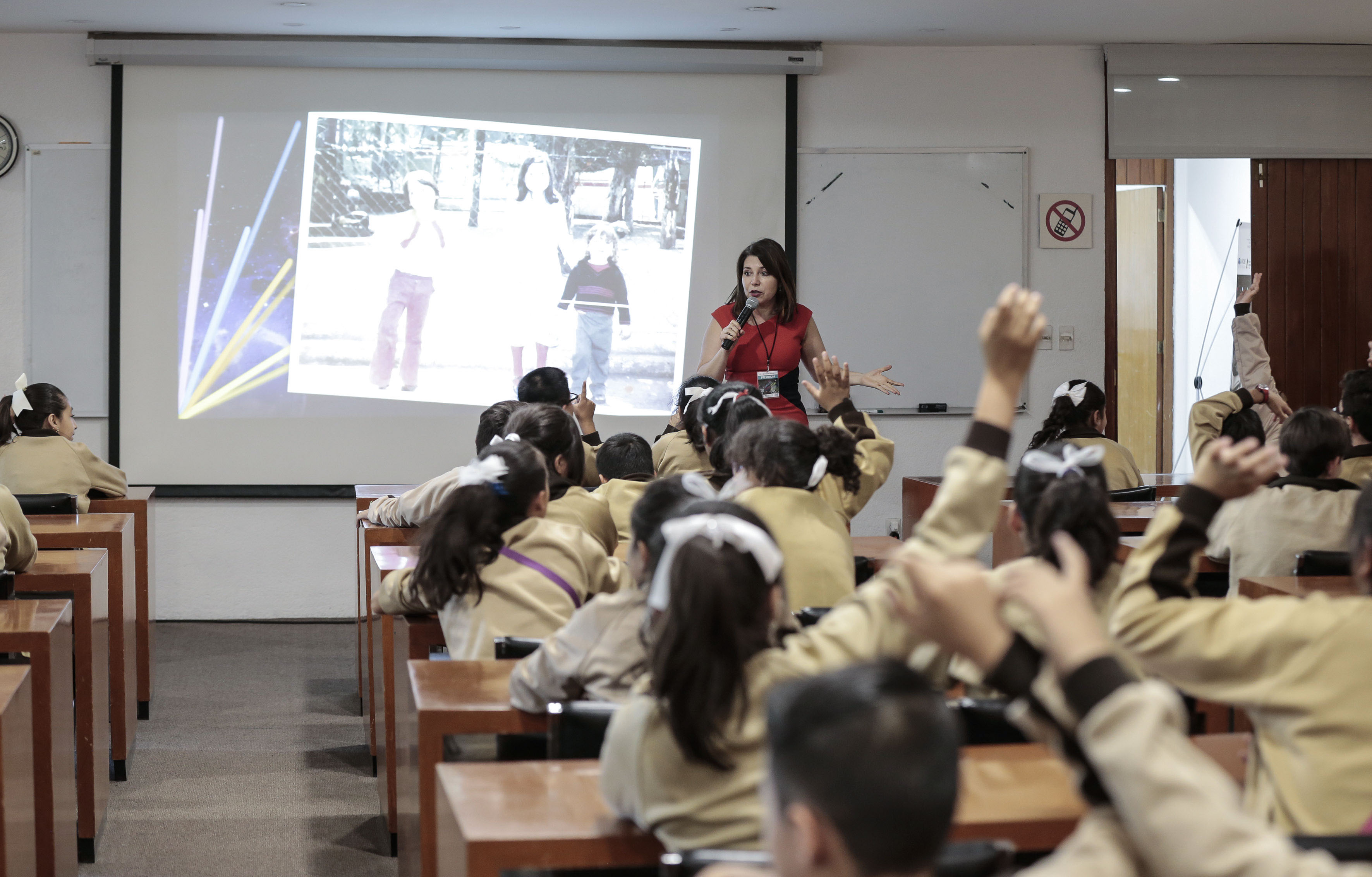 Doctora Carmen Enendina Rodriguez Armenta Haciendo uso de la palabra en conferencia con los niños