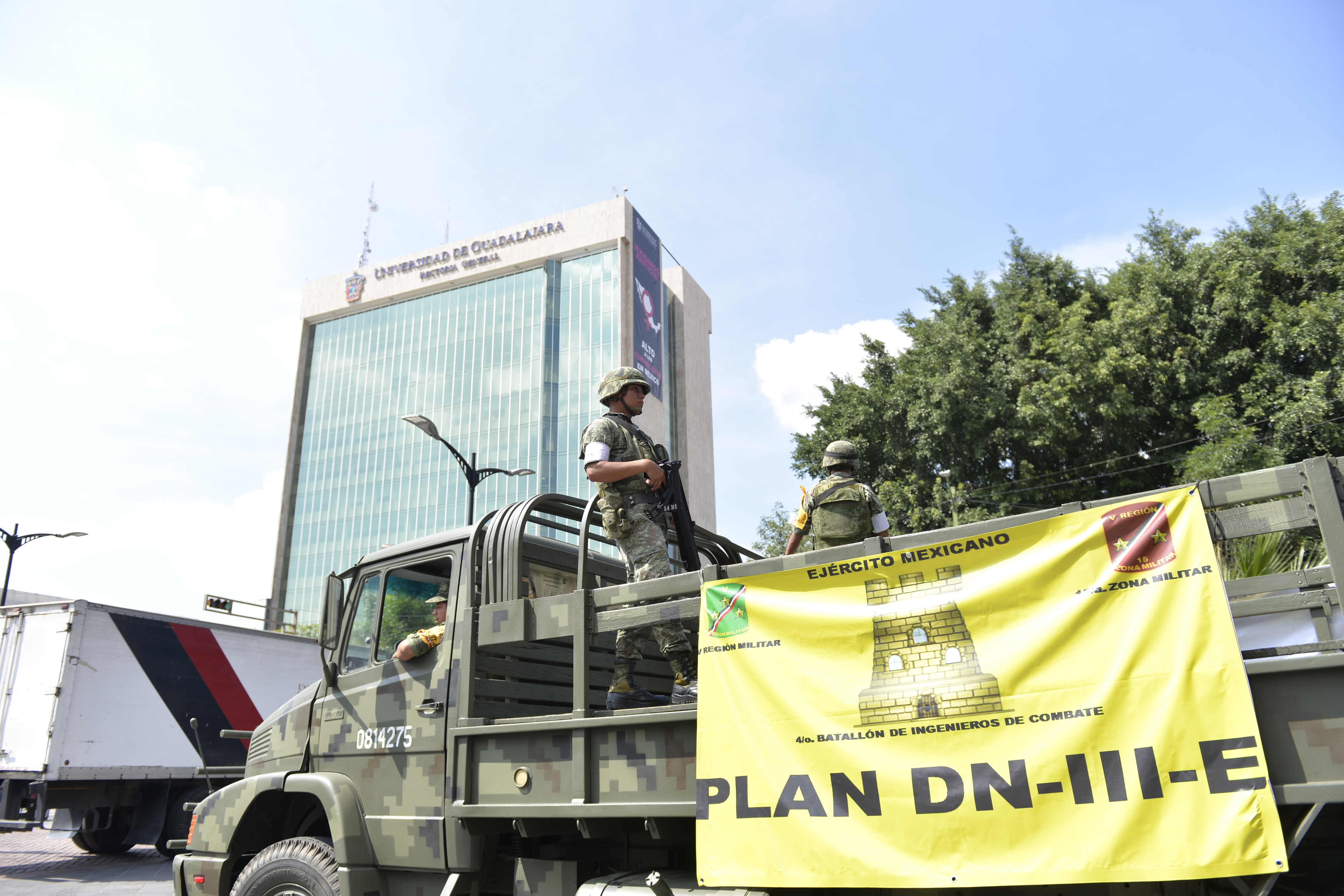 Camion del ejercito militar Mexicano estacionado en la Rambla Cataluña 