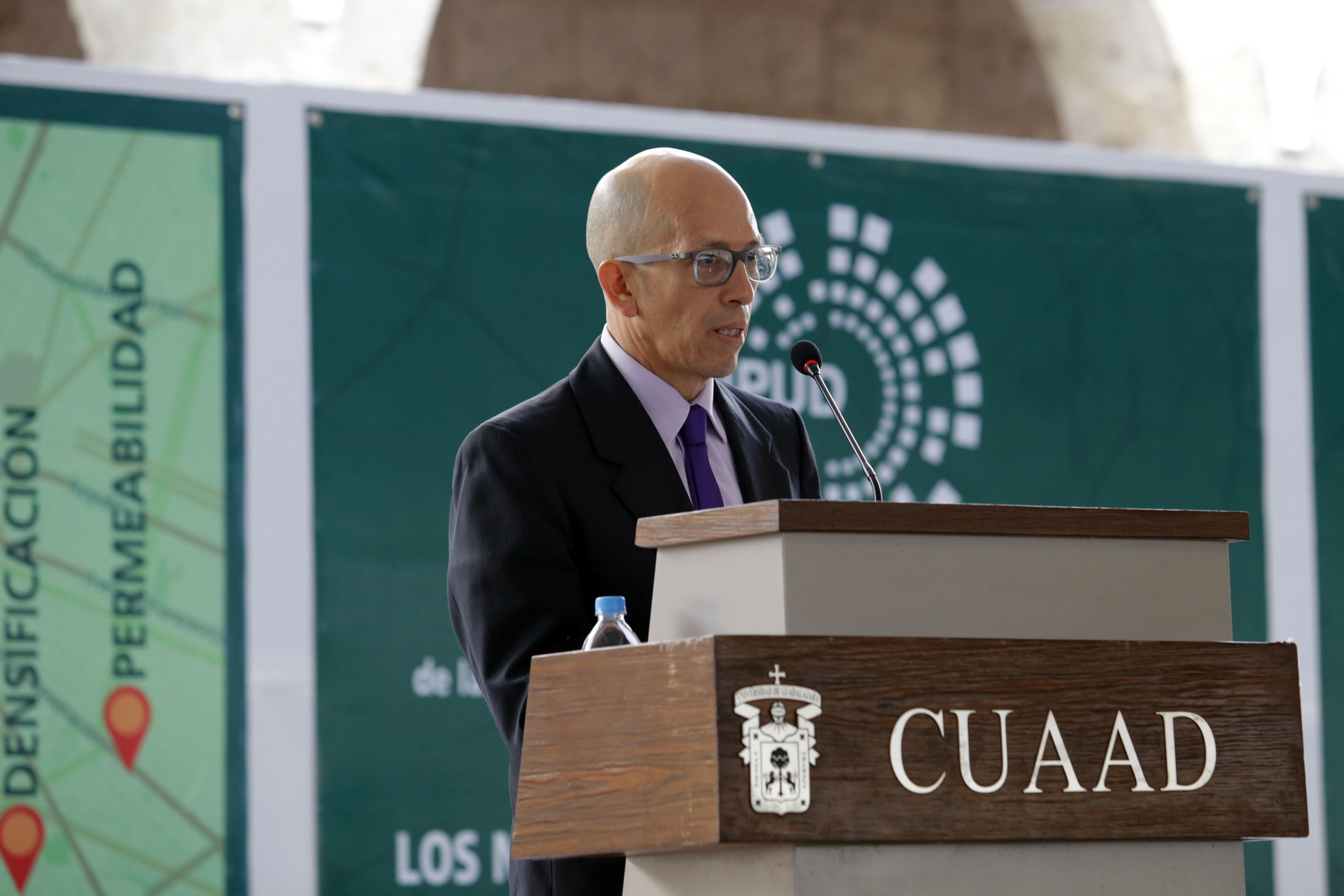 Jefe del Departamento de Proyectos Urbanísticos del CUAAD, doctor Ramón Reyes Rodríguez, en podium del evento haciendo uso de la palabra.