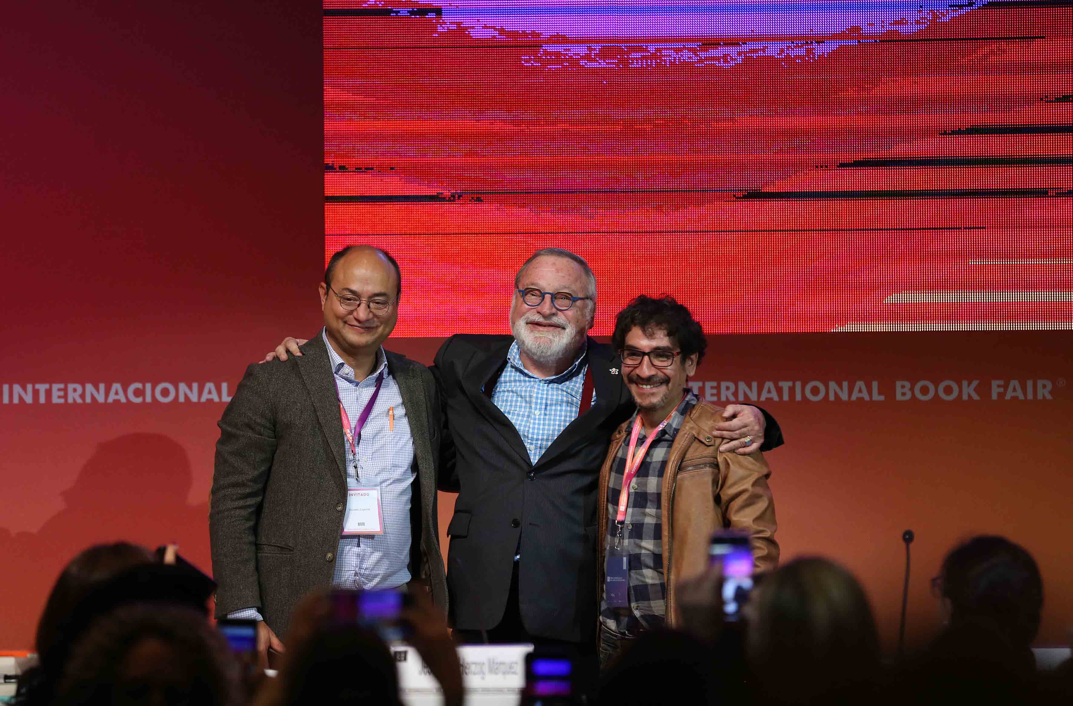 El novelista y filósofo Fernando Savater, junto con el periodista Periodista Jesús Silva-Herzog y el escritor Fabrizio Mejía Madrid