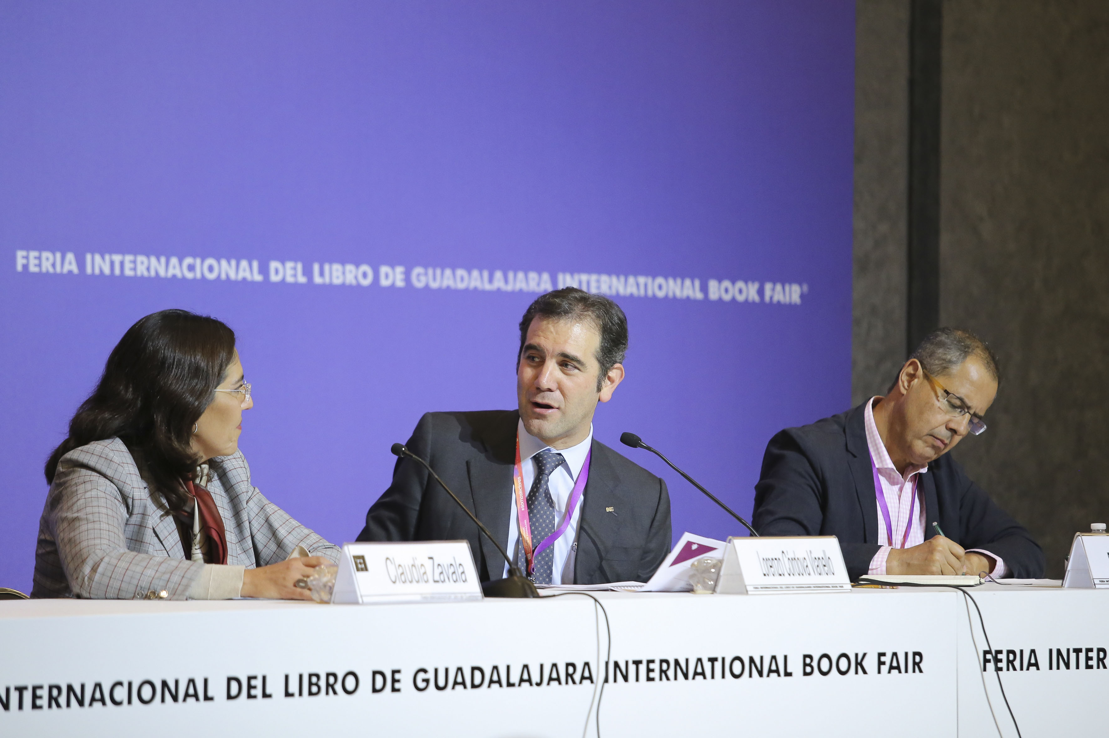 Presidente del Instituto Nacional Electoral (INE), doctor Lorenzo Córdova Vianello y Clauida Zavala participando en la Conferencia magistral “Los retos del INE en 2018”