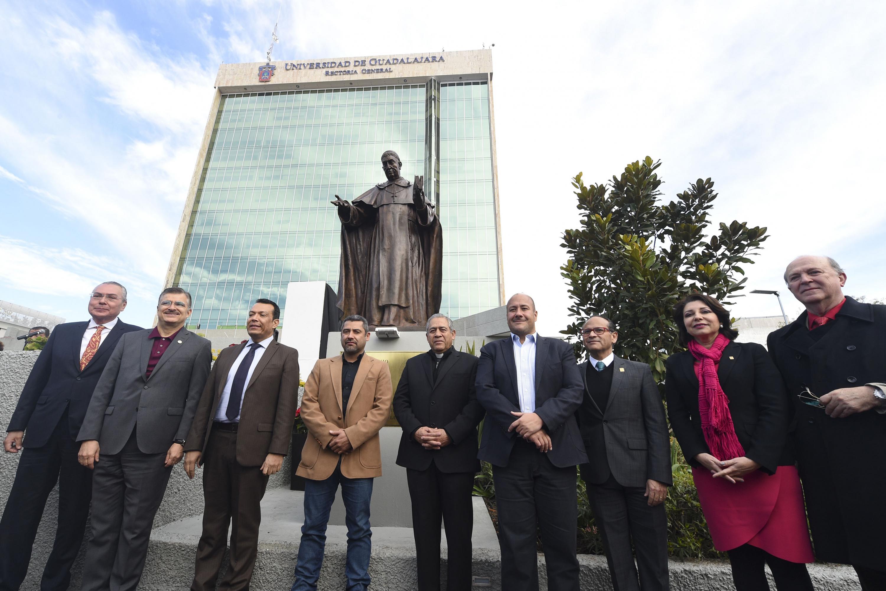 Autoridades universitarias, estatales y clericales frente la escultura de Fray Antonio Alcalde 