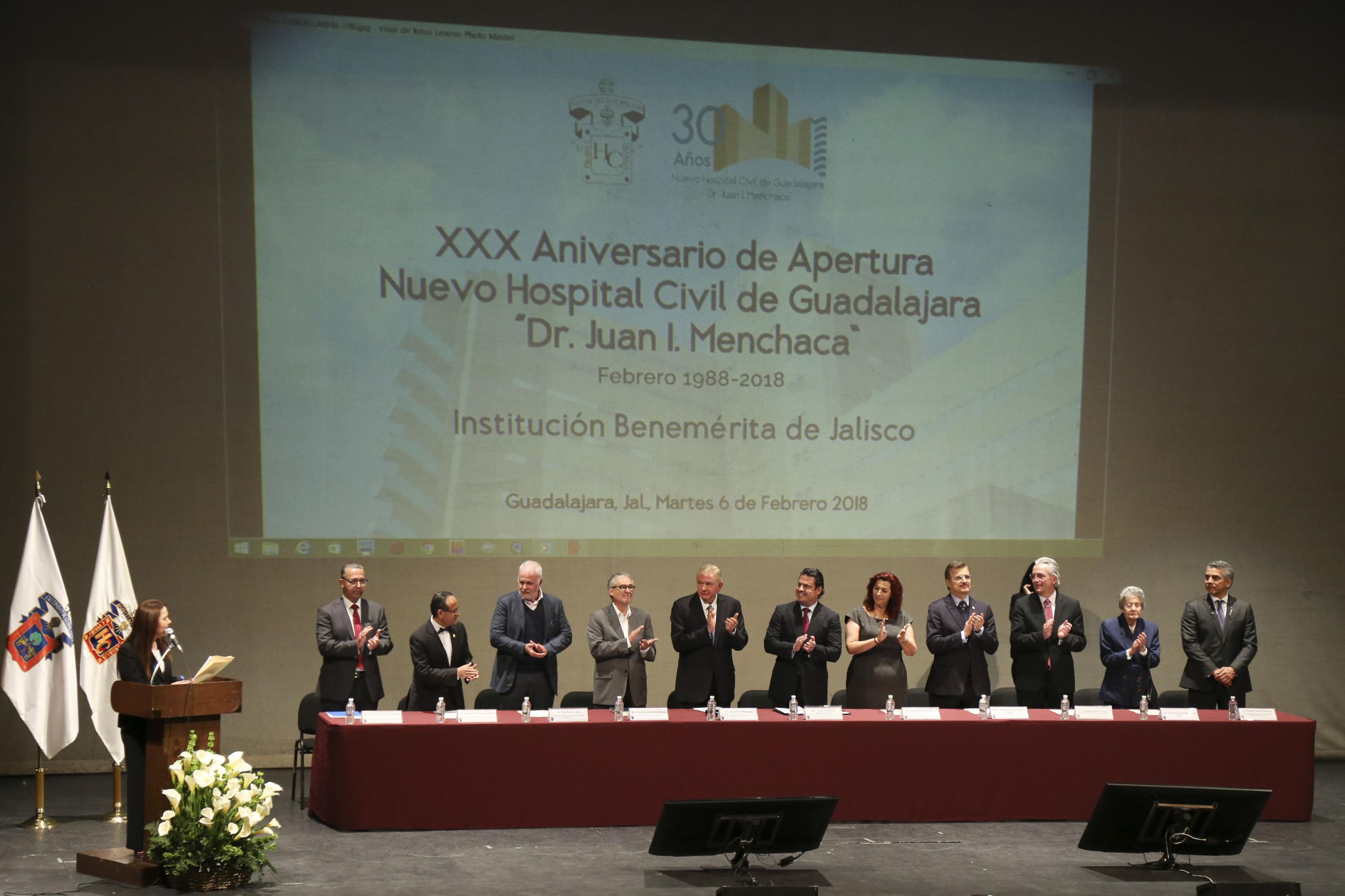 Los 11 integrantes del presidium aplaudiendo