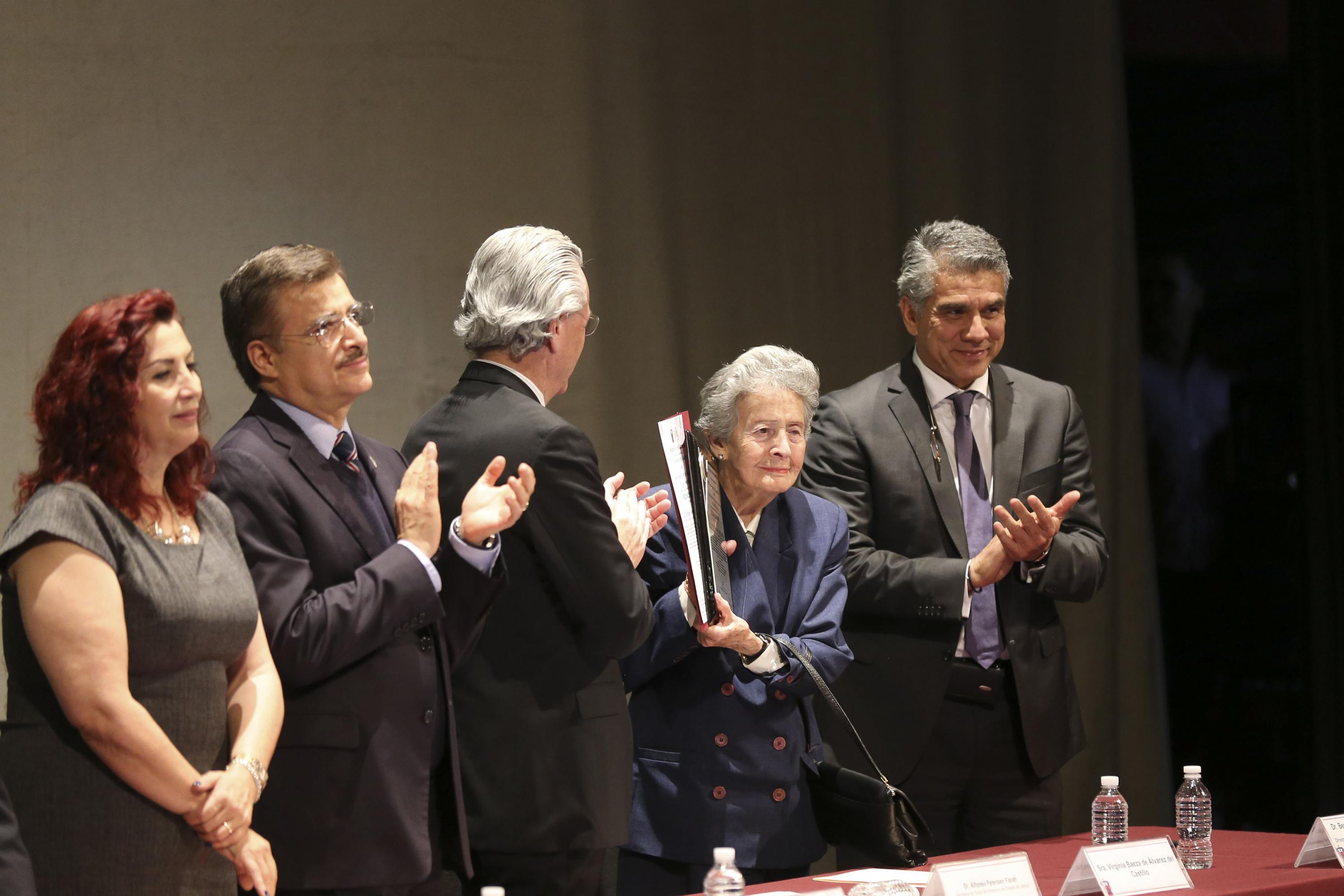 El reconocimiento fue entregado a su esposa, la señora Virginia Baeza de Álvarez del Castillo