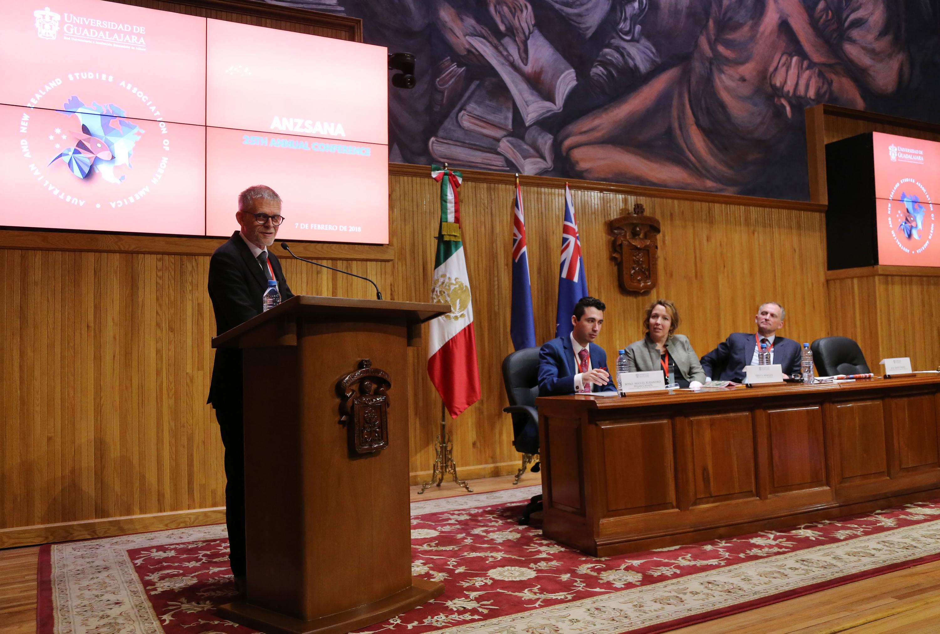 El embajador neozelandés hablando desde el podium
