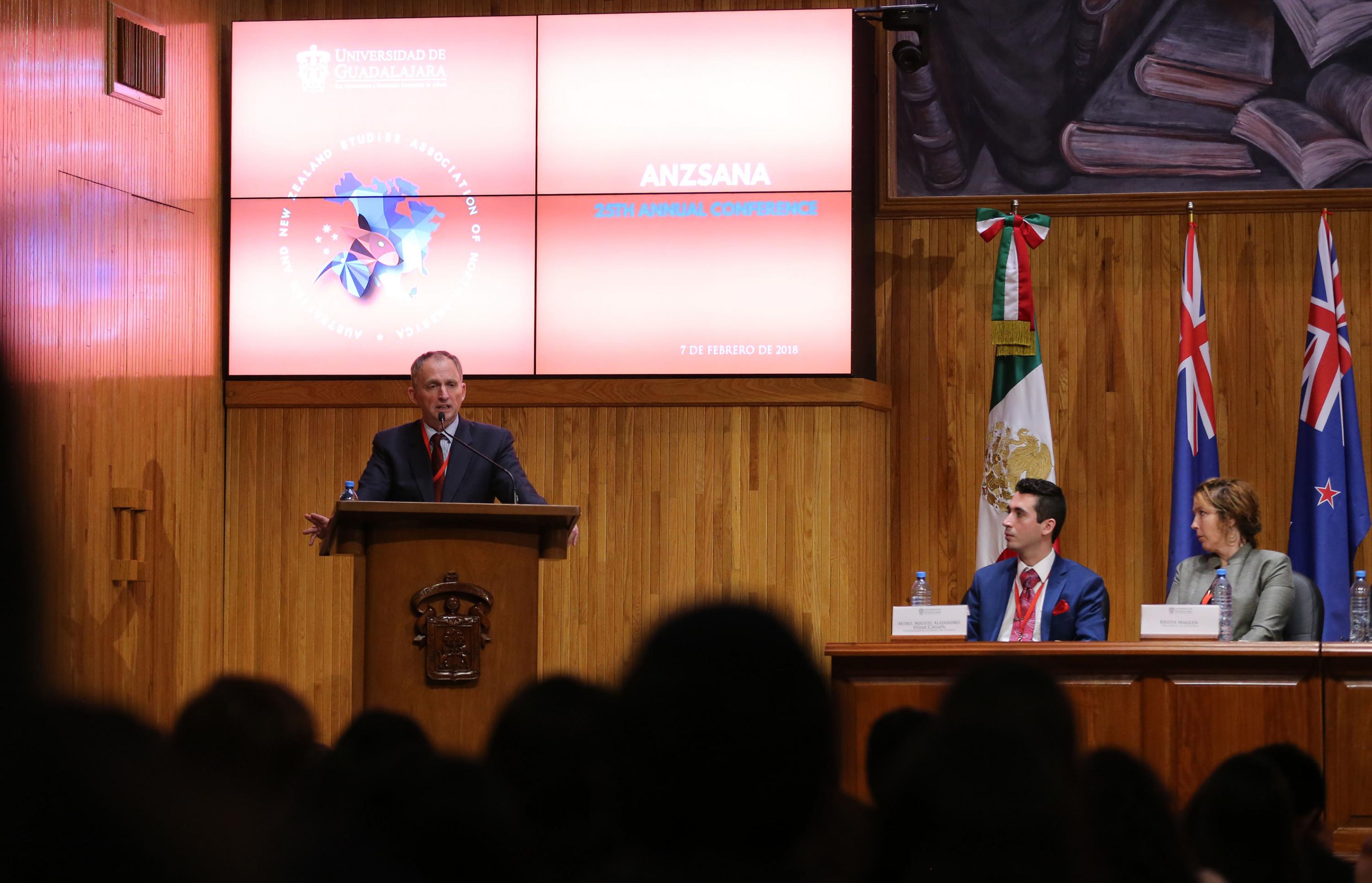 Miguel Alejandro Híjar Chiapa viendo desde su lugar al embajador