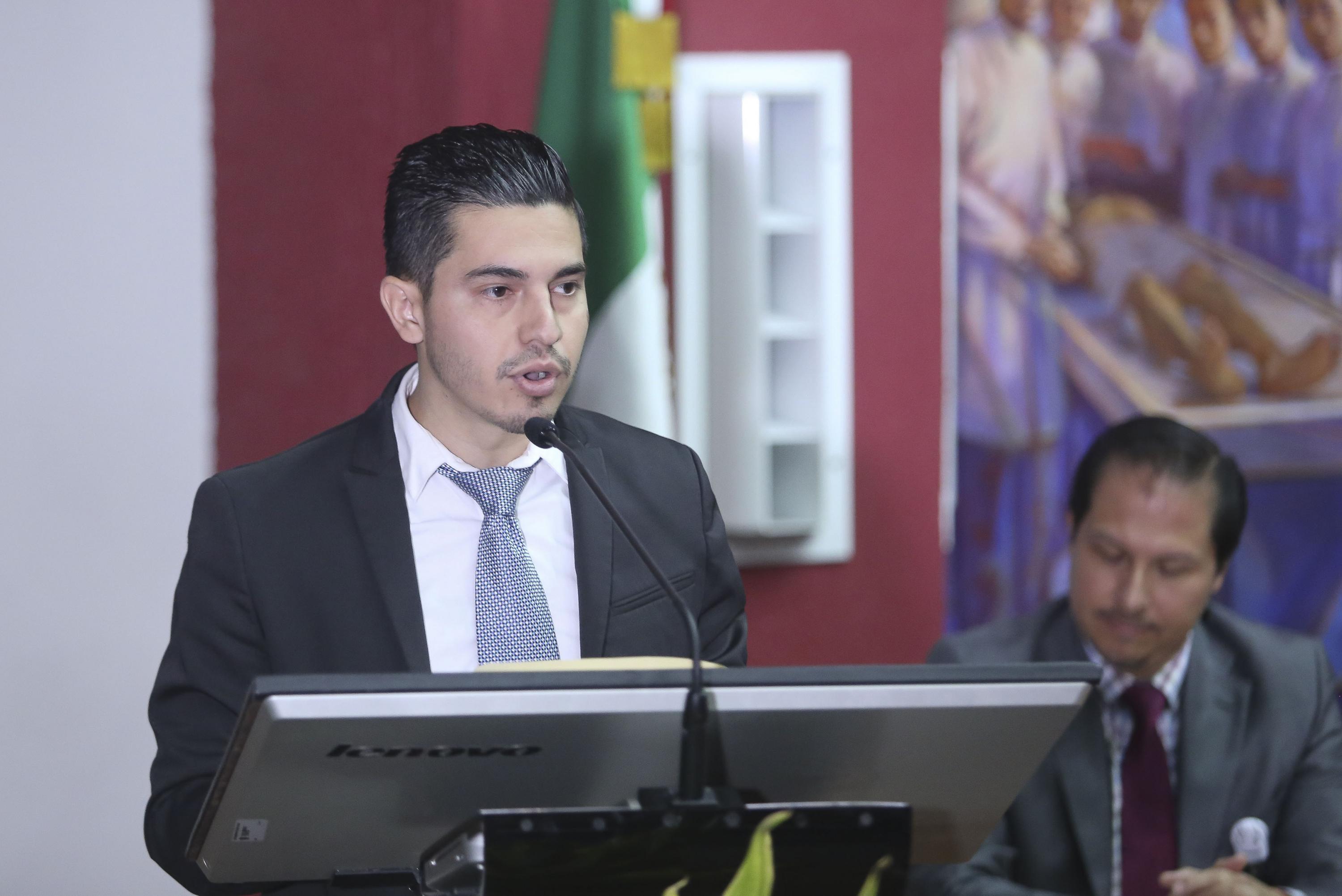Un joven egresado de la generación habló desde el podium durante la ceremonia