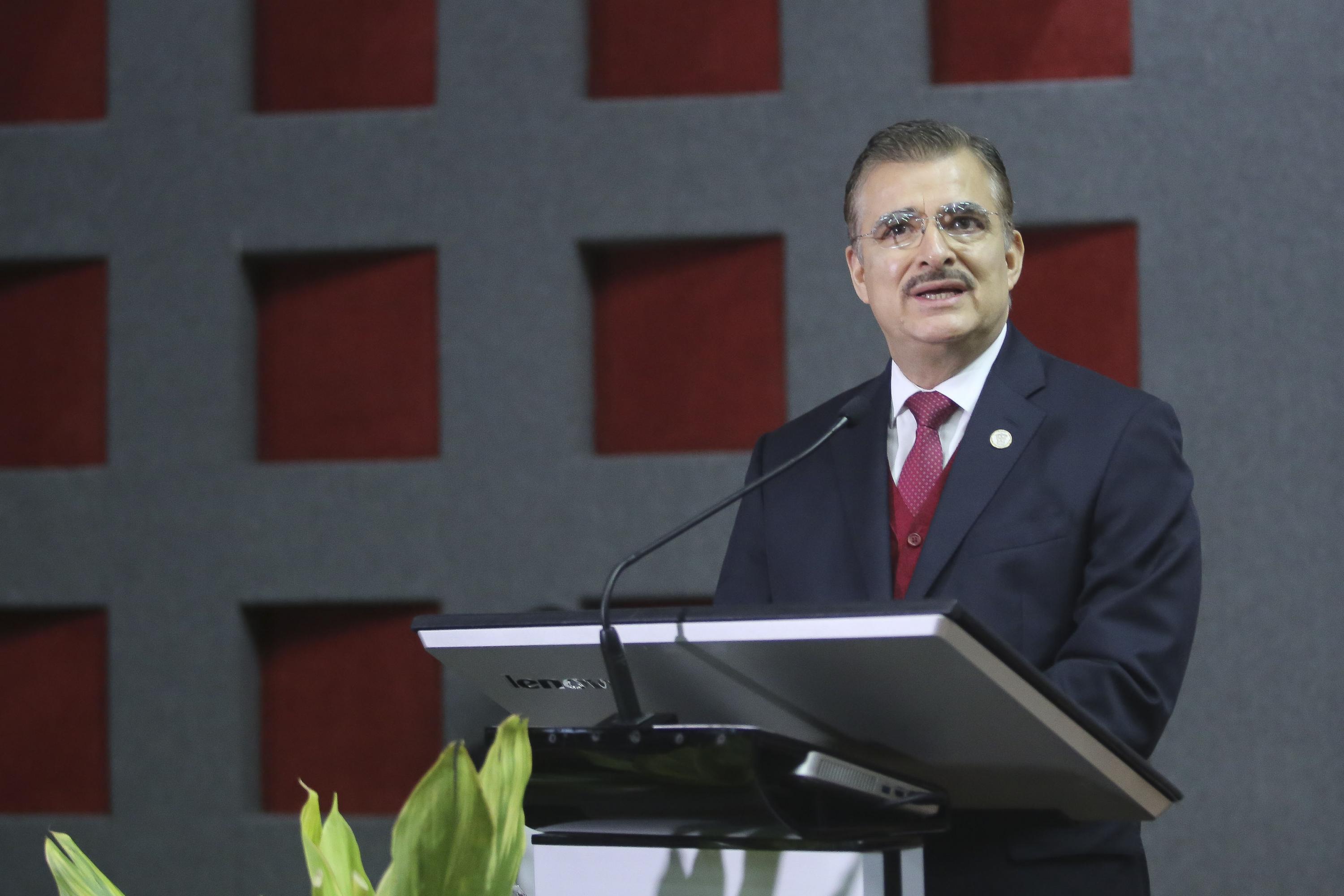 El Rector General hablando desde el podium en el acto académico