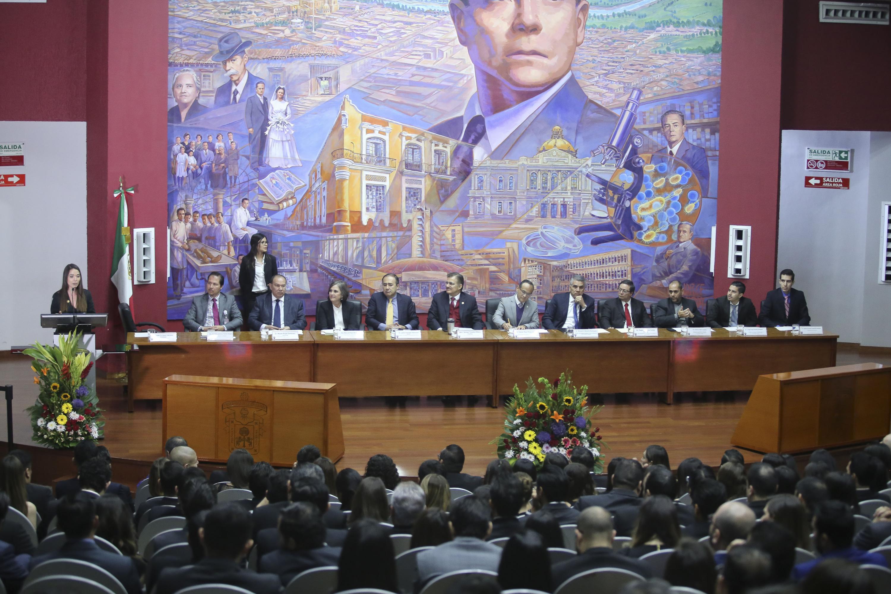 Los 11 integrantes de la mesa presidium en el auditorio del Hospital Civil Nuevo