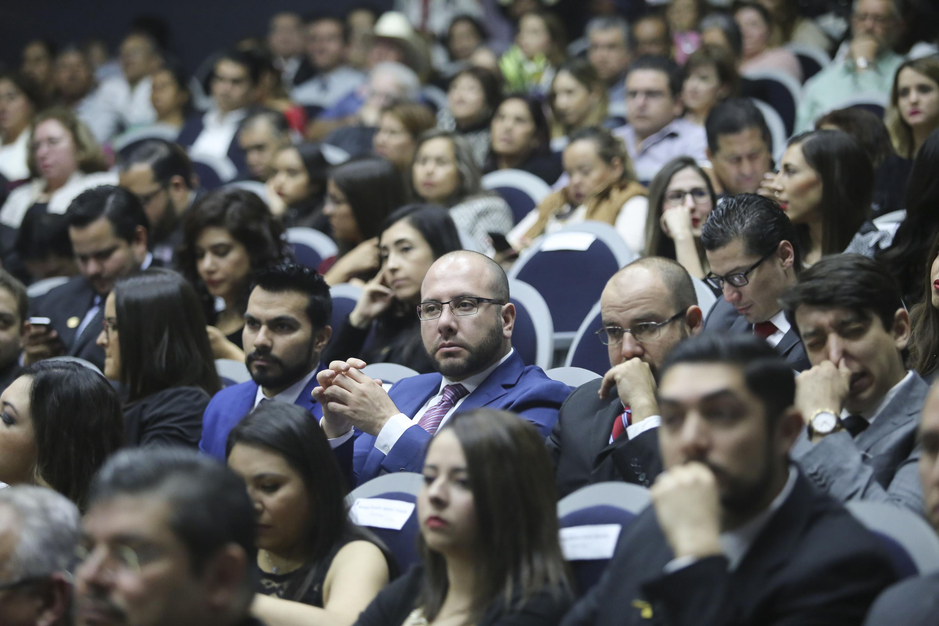 Vista de los asistentes al acto académico que llenaron el auditorio