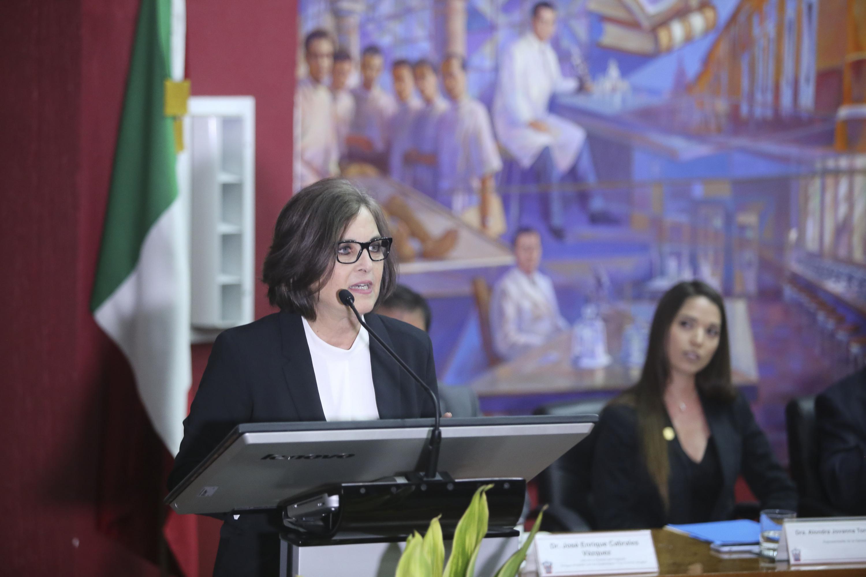 La doctora Morfin Otero hablando desde el podium en el acto académico