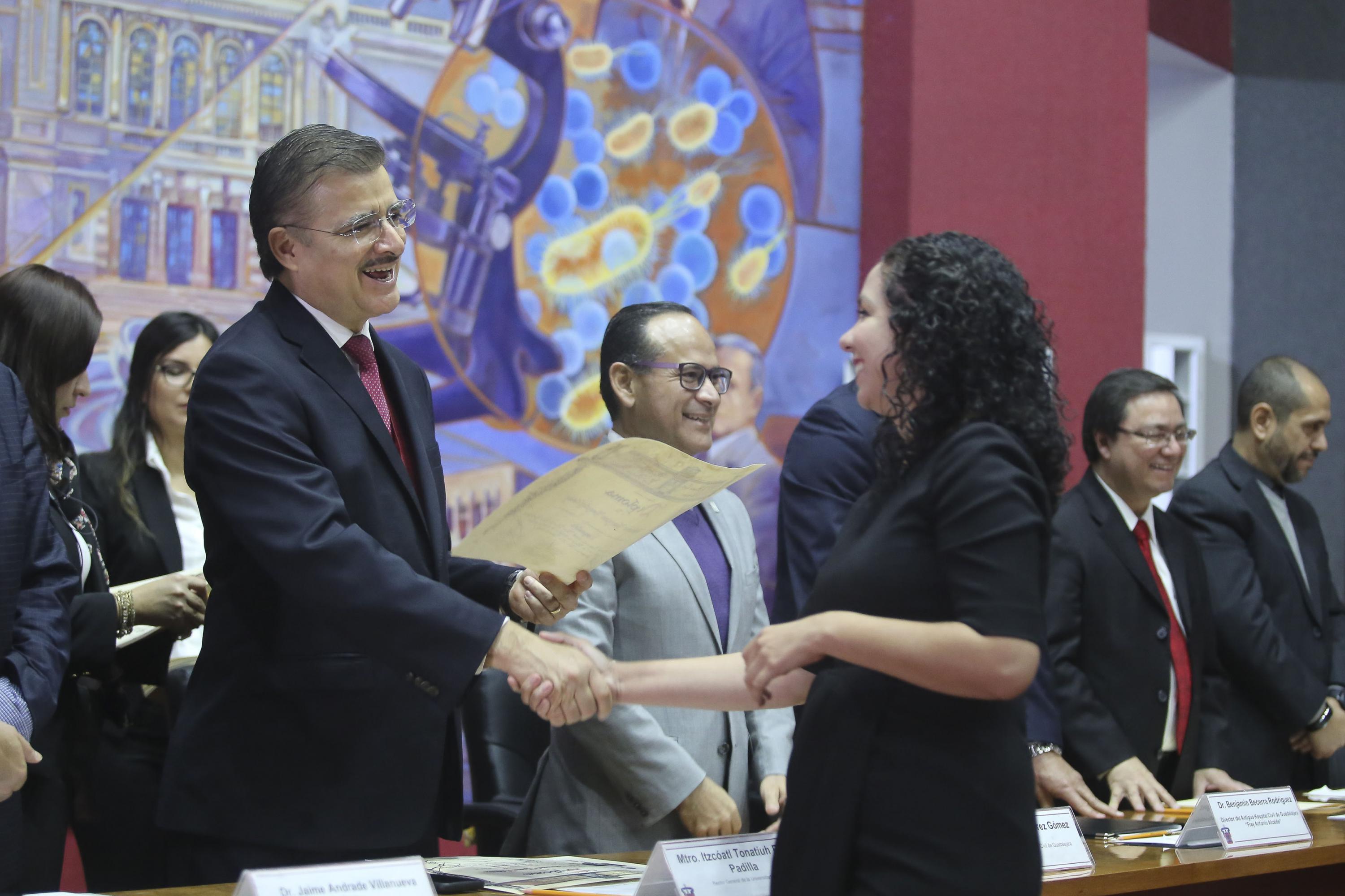 El rector general entregando los diplomas a una de las alumnas de la generación 2018