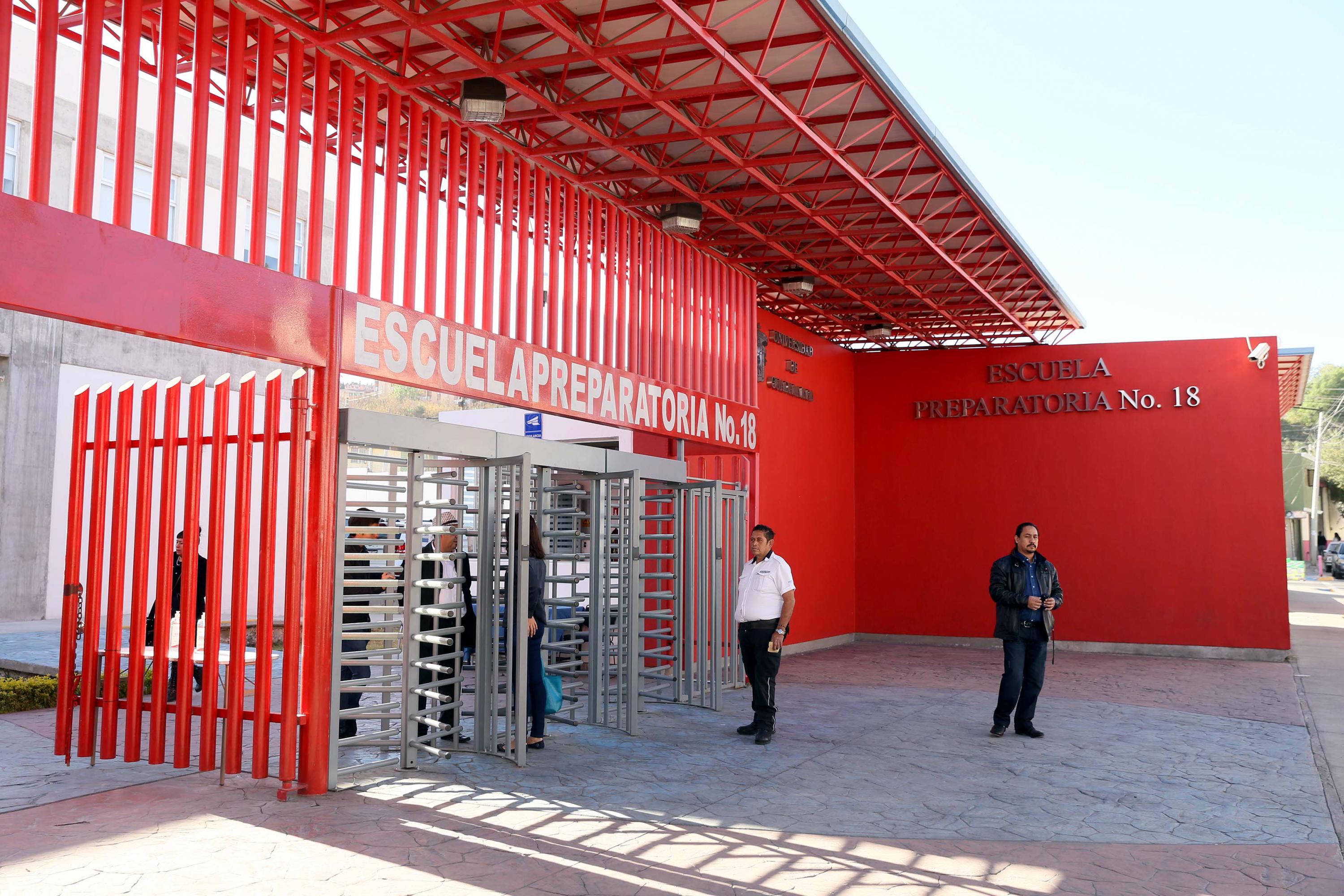 Fachada de la entrada principal de la Preparatoria 18 de la Universidad de Guadalajara.