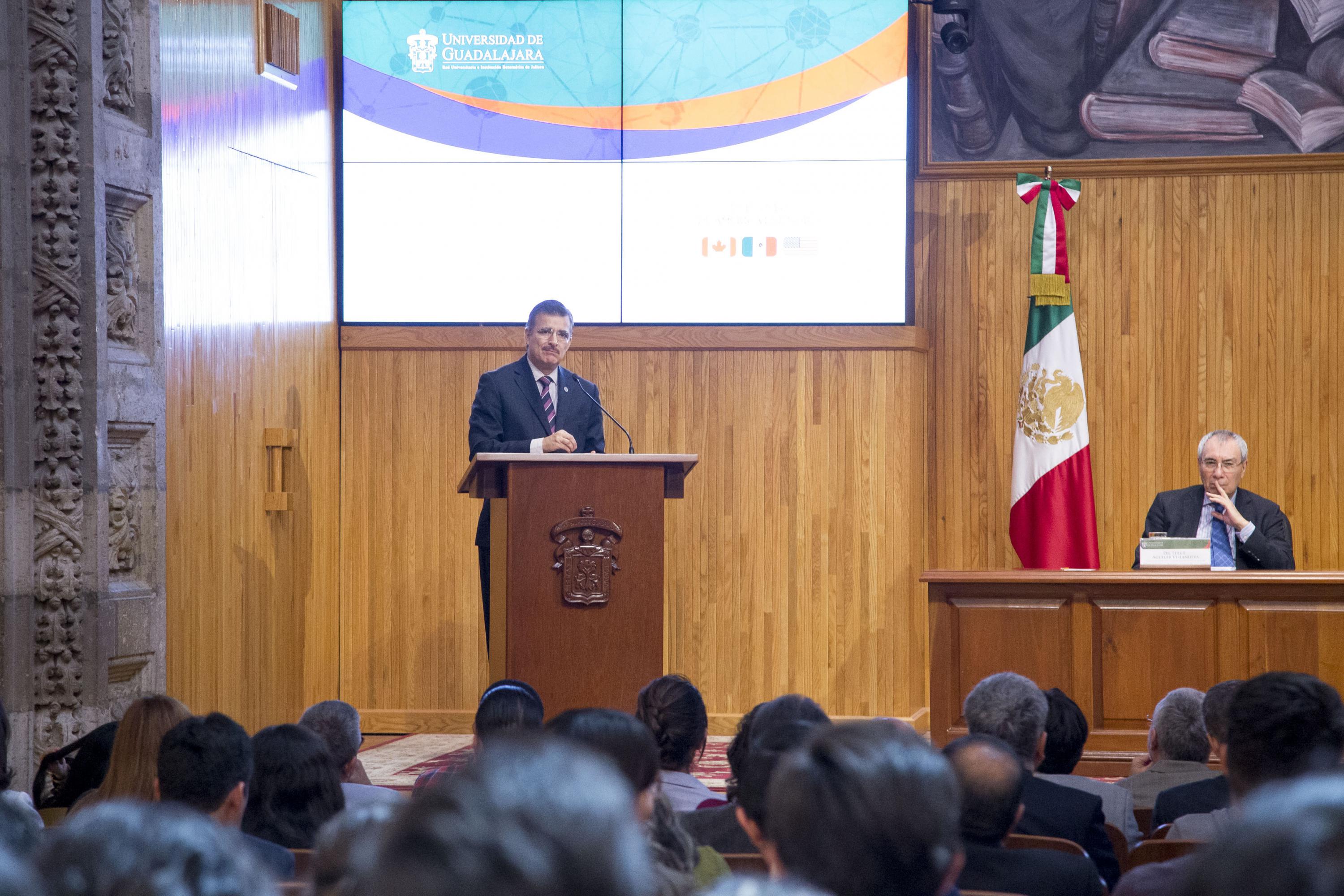 Rector General de la UdeG, maestro Itzcóatl Tonatiuh Bravo Padilla haciendo uso de la palabra en el coloquio  de Invierno de la Red de Políticas Públicas