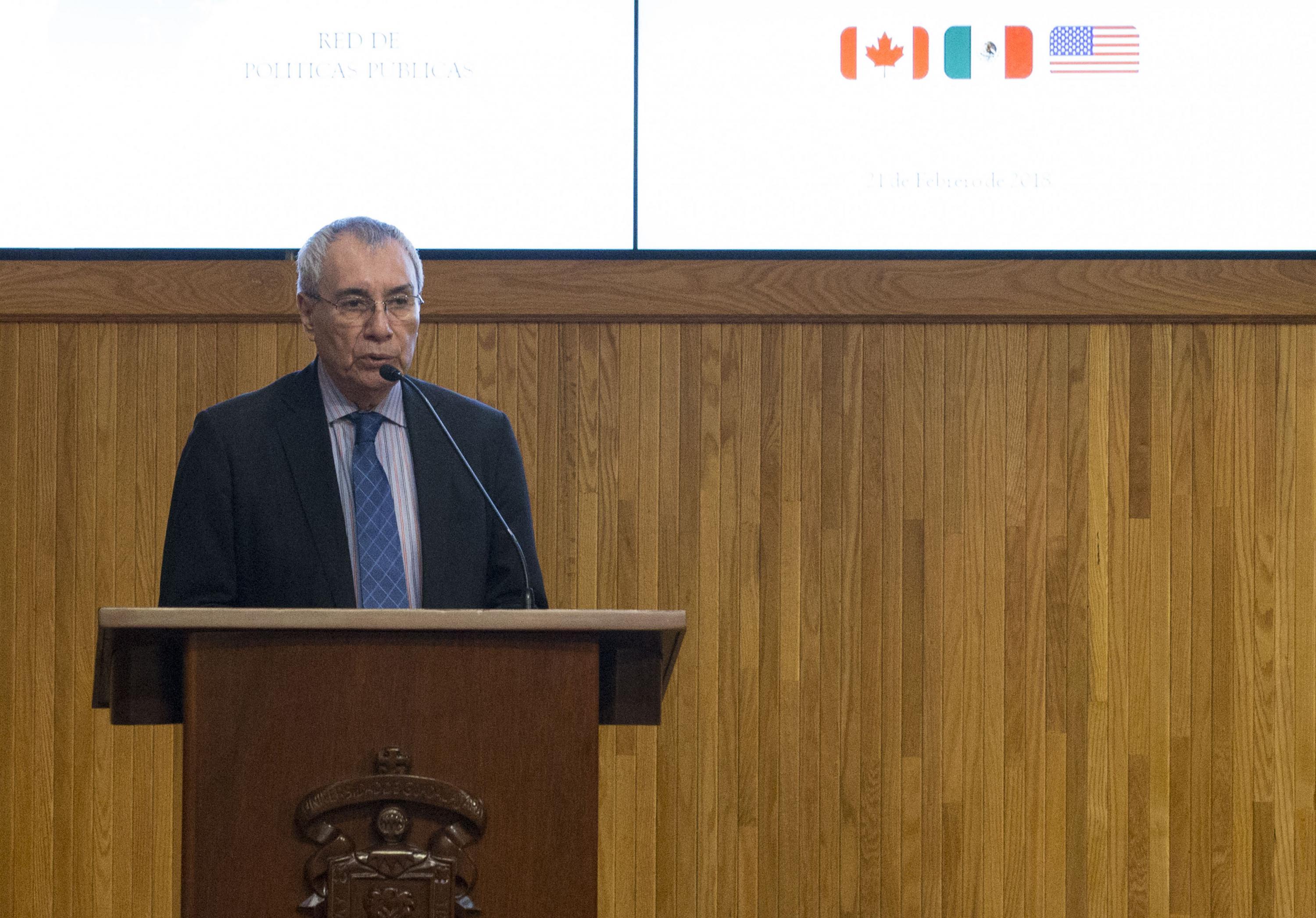 Doctor Luis F. Aguilar Villanueva haciendo uso de la palabra en el coloquio  de Invierno de la Red de Políticas Públicas
