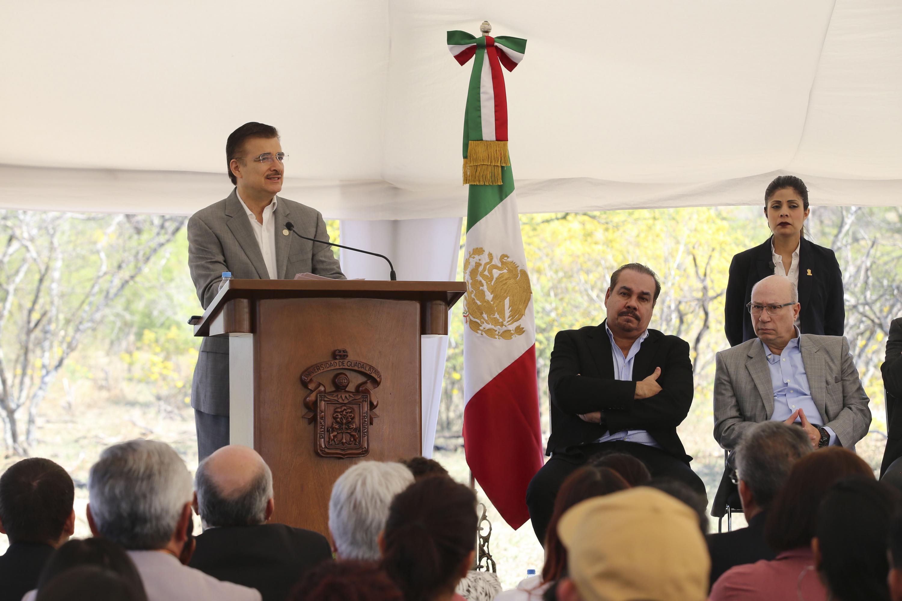 Rector General de la UdeG, maestro Itzcóatl Tonatiuh Bravo Padilla, en podium del evento haciendo uso de la palabra, durante ceremonia de inaguración del Parque Botánico de la Universidad de Guadalajara en el predio El Disparate.