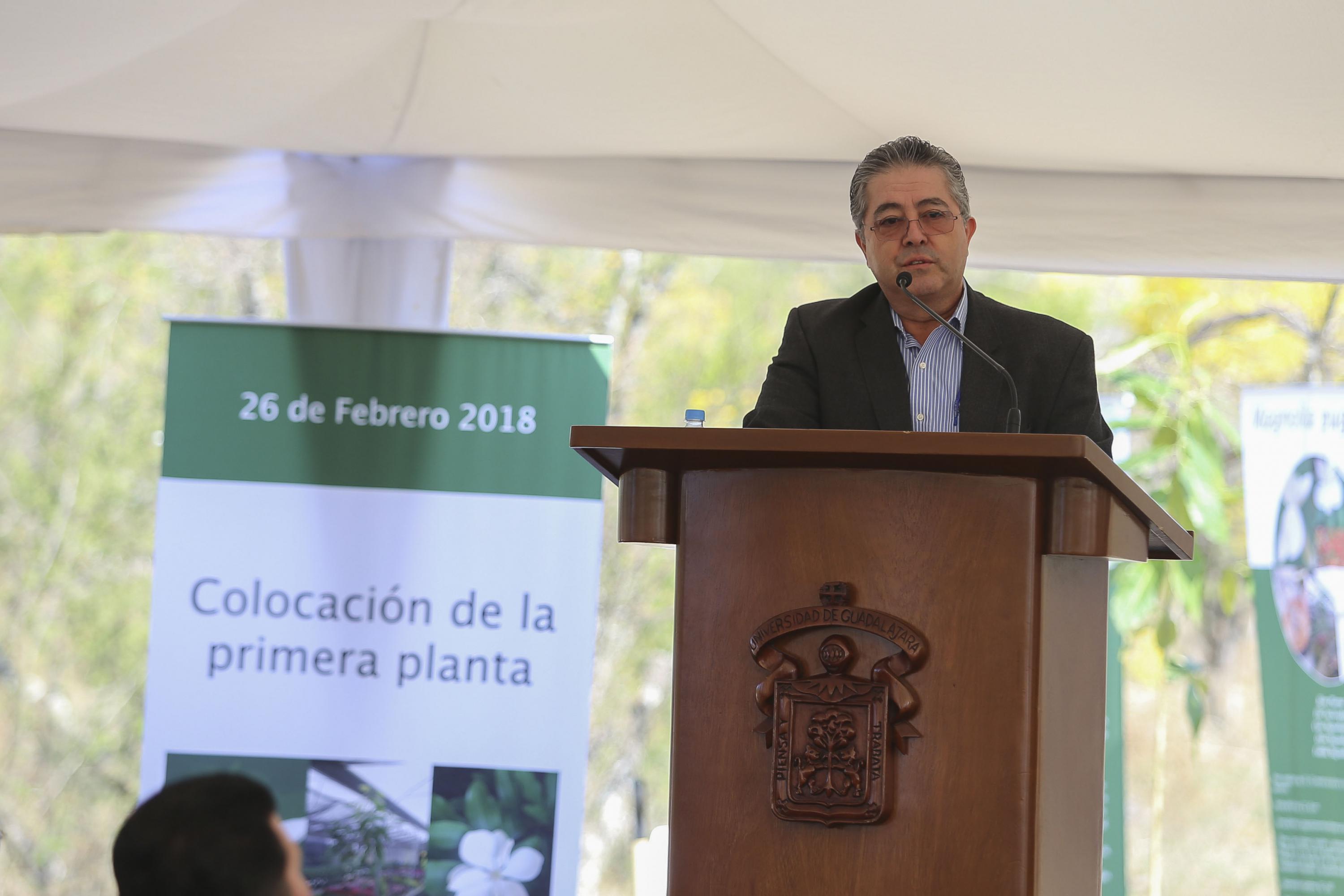 Rector del CUCBA, doctor Carlos Beas Zárate; en podium del evento haciendo uso de la palabra.