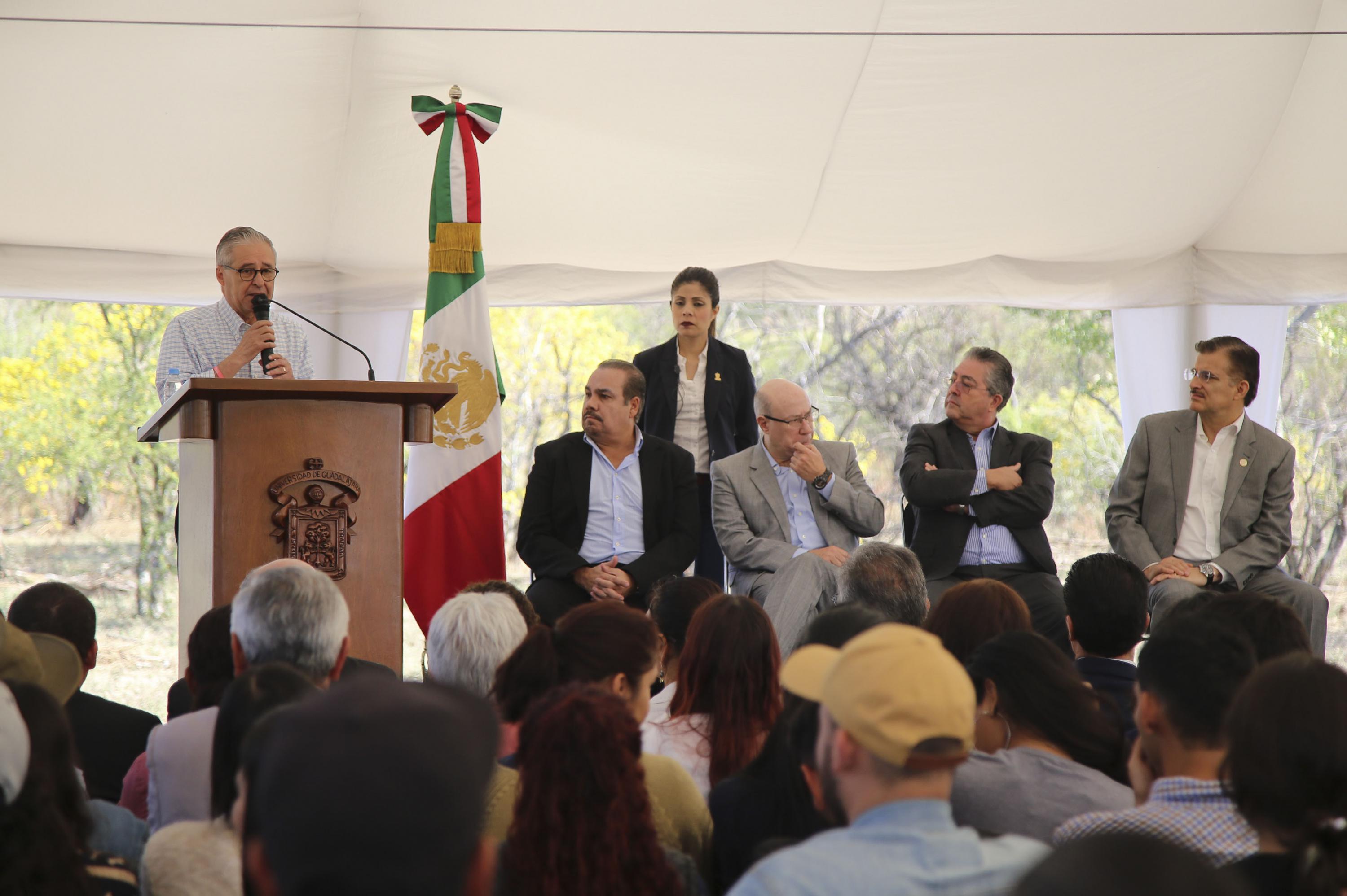 Presidente Municipal de Guadalajara, licenciado Juan Enrique Ibarra Pedrosa; en podium del evento haciendo uso de la palabra.