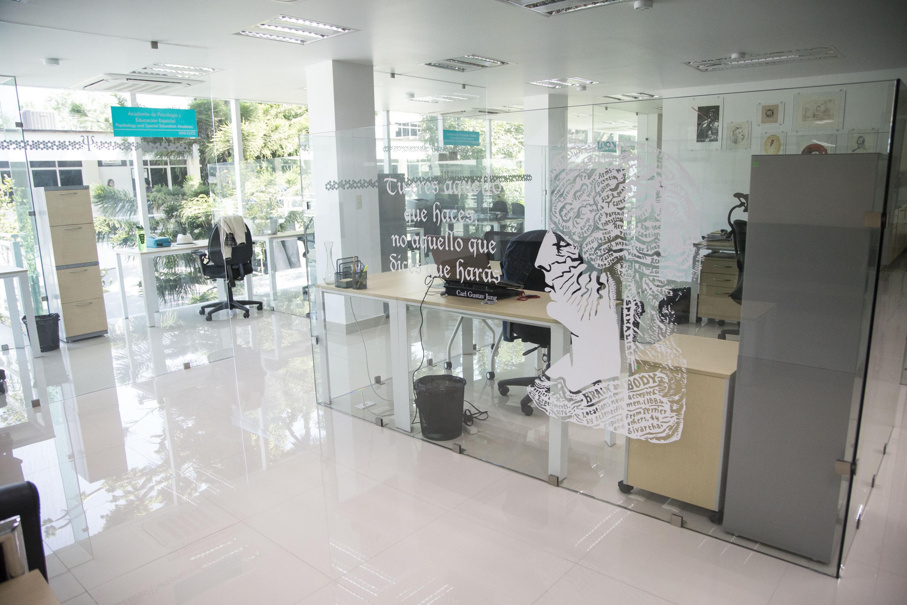 Oficinas y consultorios del CAPIB, los espacios estan divididos con muros de cristal