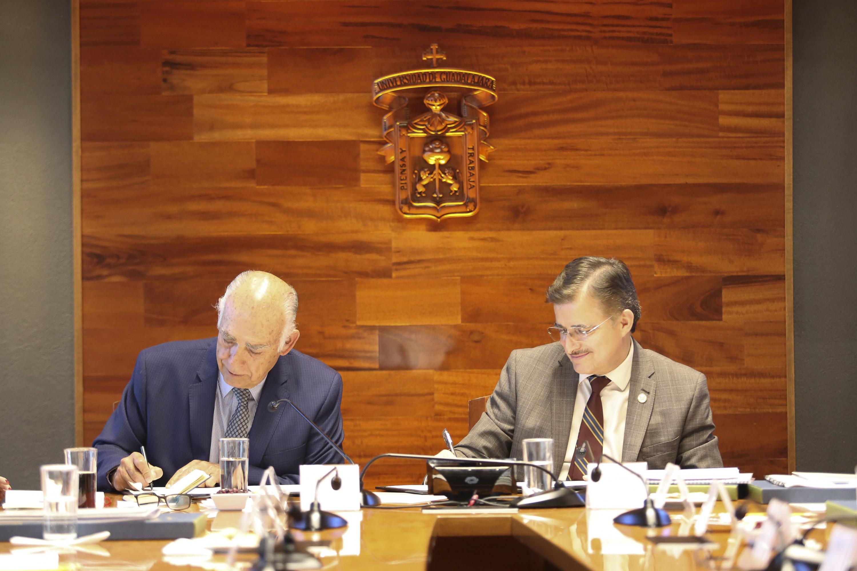 Rector General de la Universidad de Guadalajara, maestro Itzcóatl Tonatiuh Bravo Padilla y el presidente de FEJAL, ingeniero José Luis González Íñigo, firmando el convenio de colaboración académica.
