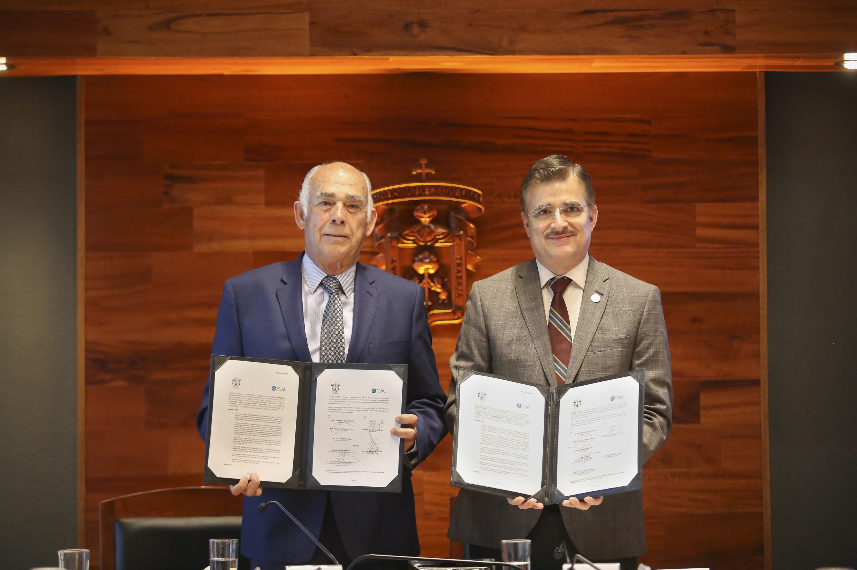 Rector General de la Universidad de Guadalajara, maestro Itzcóatl Tonatiuh Bravo Padilla y el presidente de FEJAL, ingeniero José Luis González Íñigo; mostrando el convenio de cooperación académica firmado por ambas instancias.