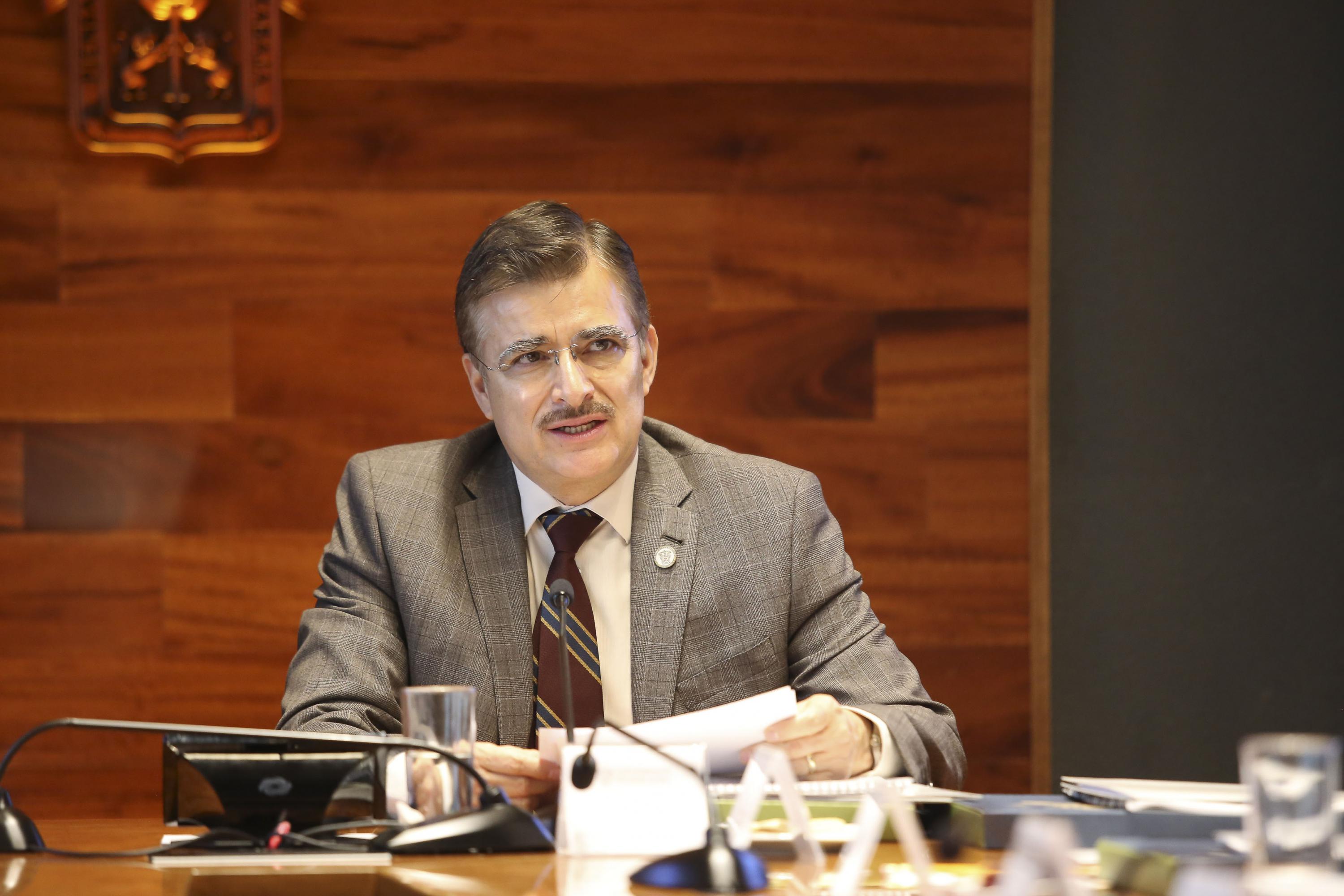 Rector General de la Universidad de Guadalajara, maestro Itzcóatl Tonatiuh Bravo Padilla, haciendo uso de la palabra.
