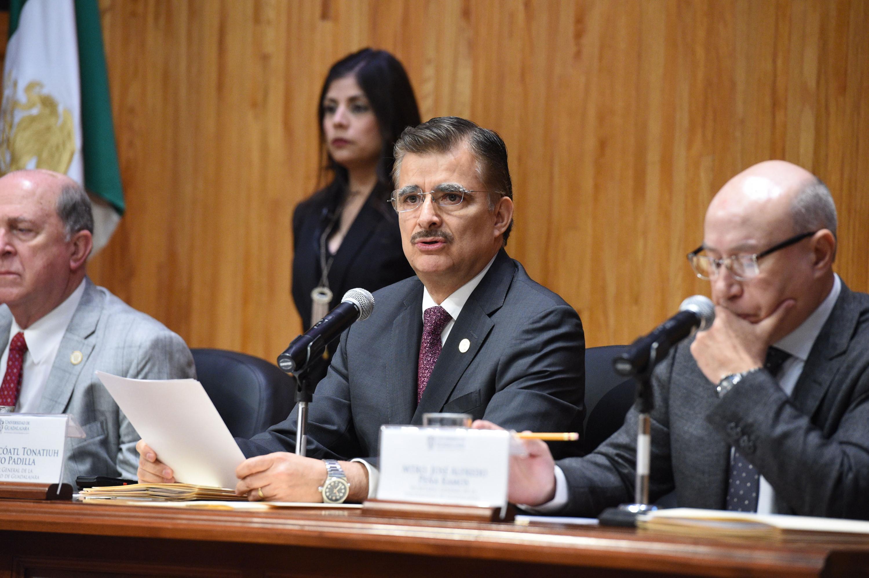 Maestro Itzcóatl Tonatiuh Bravo Padilla, Rector General de la Universidad de Guadalajara, encabezando Sesión ordinaria.