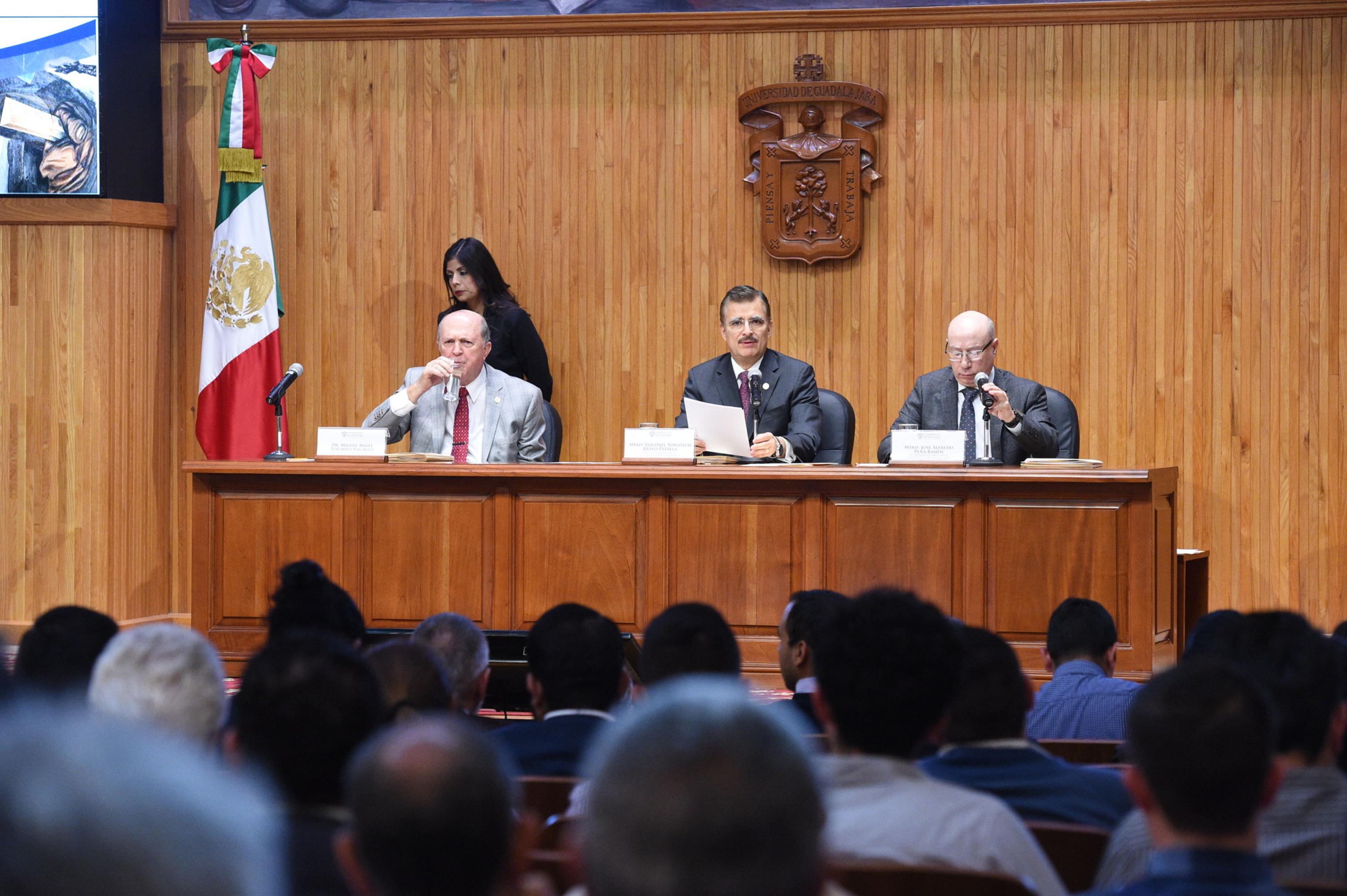 Maestro José Alfredo Peña Ramos, Secretario General de la Universidad de Guadalajara. haciendo uso de la palabra.