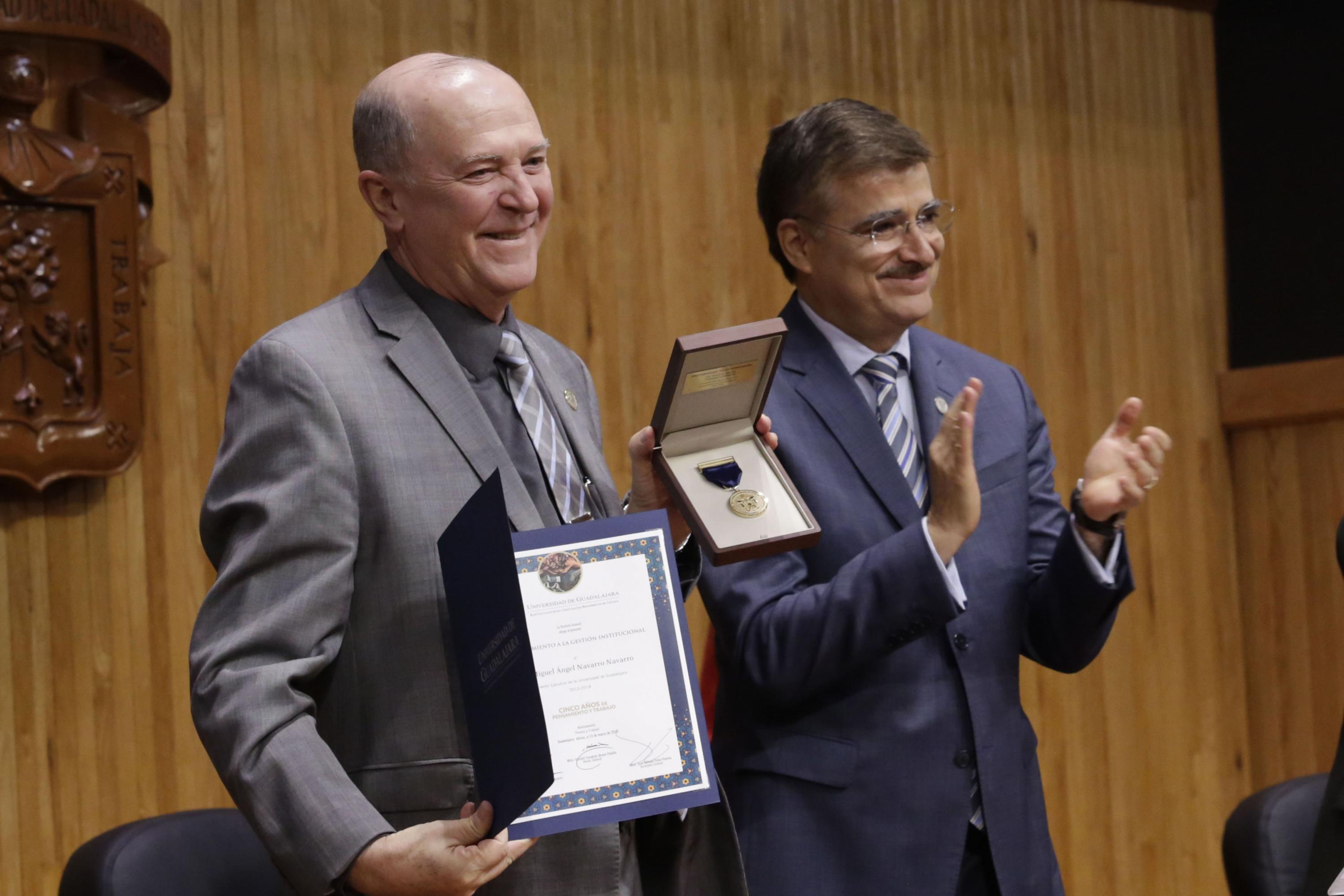 Vicerrector Ejecutivo, doctor Miguel Ángel Navarro Navarro, mostrando su reconocimiento 
