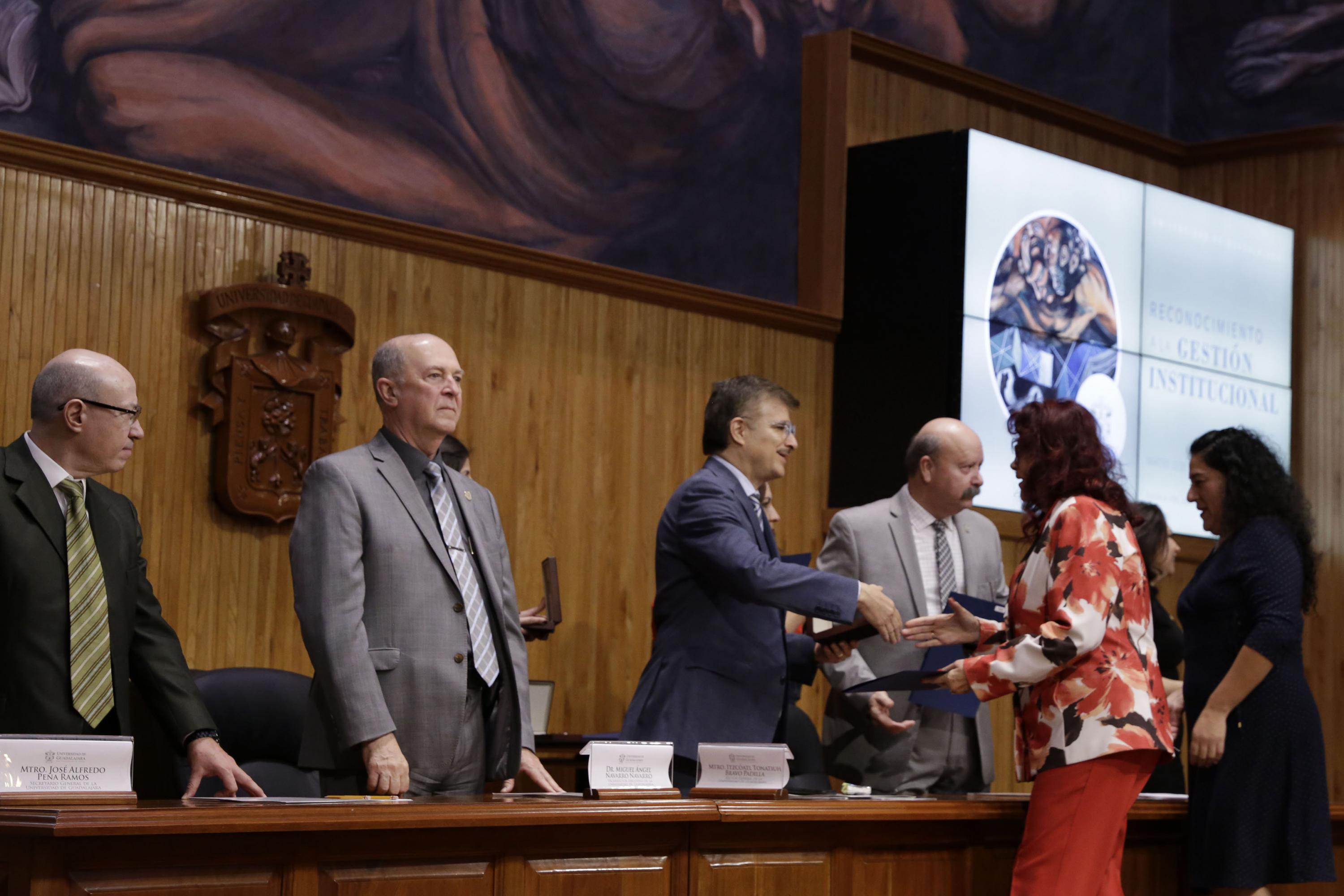 Rector General de la Universidad de Guadalajara (UdeG), maestro Itzcóatl Tonatiuh Bravo, haciendo entrega de reconocimiento 